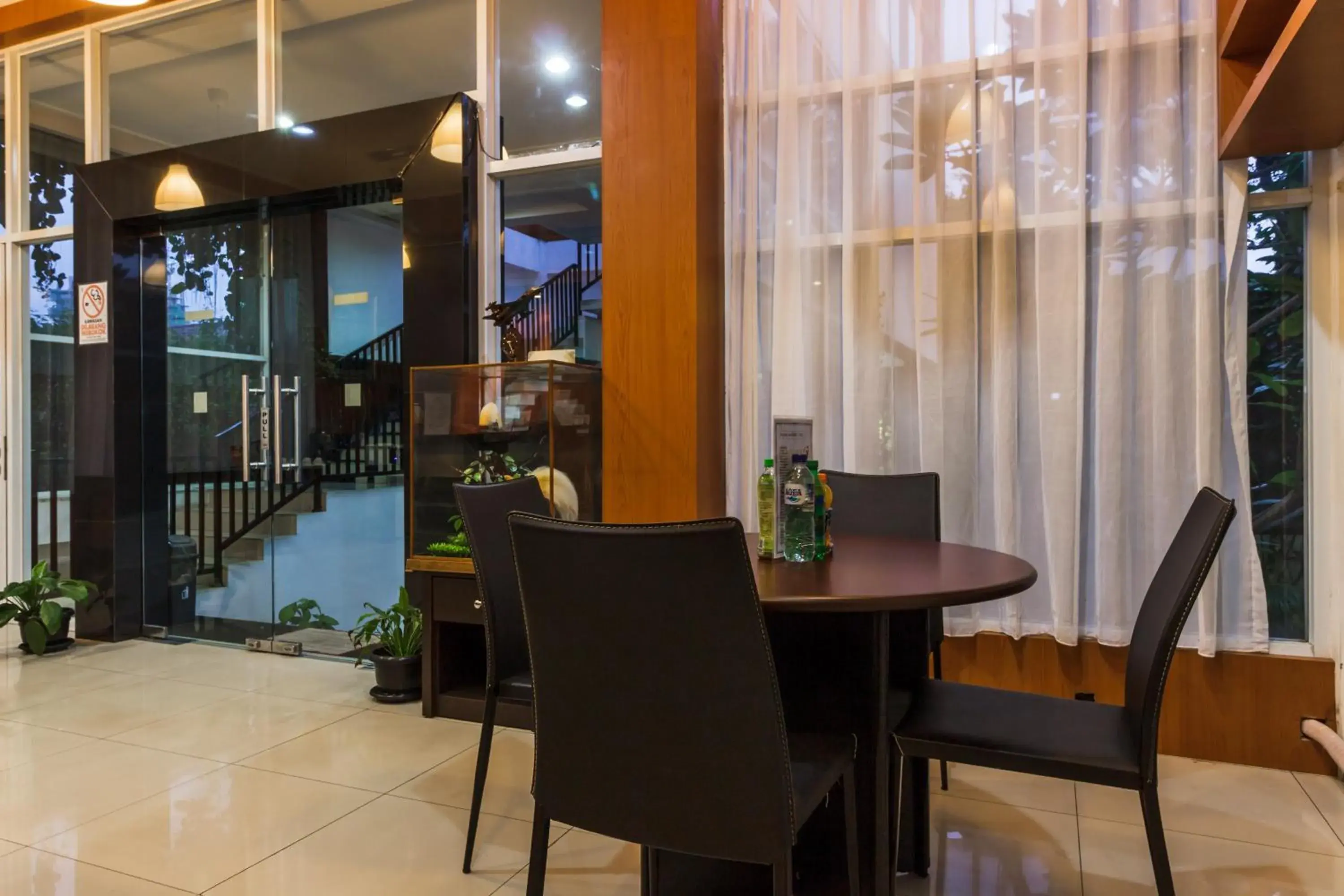 Restaurant/places to eat in RedDoorz Premium @ Ampera Raya 2 Restaurant/places to eat in RedDoorz Premium @ Ampera Raya 2