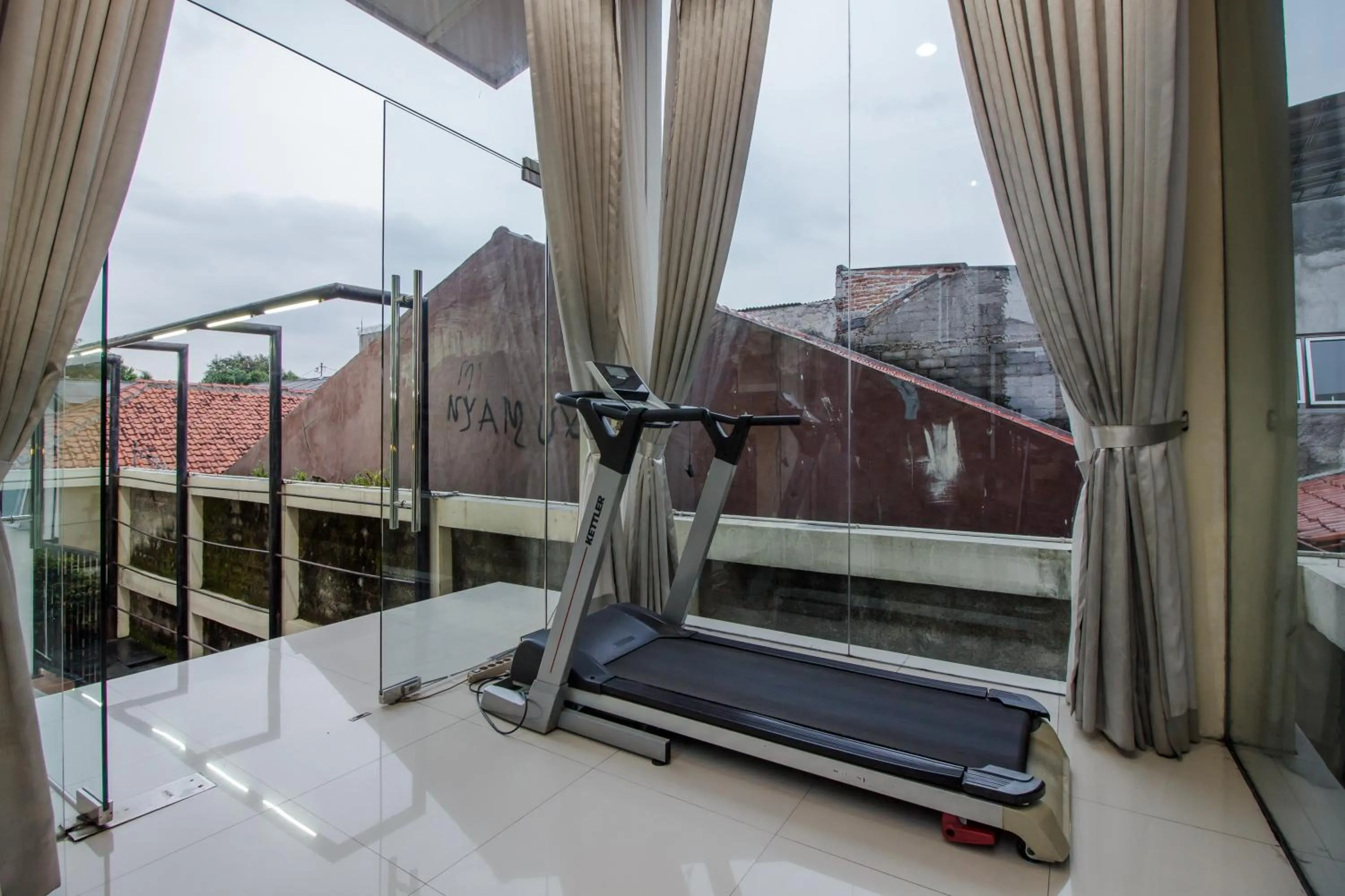 Fitness centre/facilities in RedDoorz Premium @ Ampera Raya 2