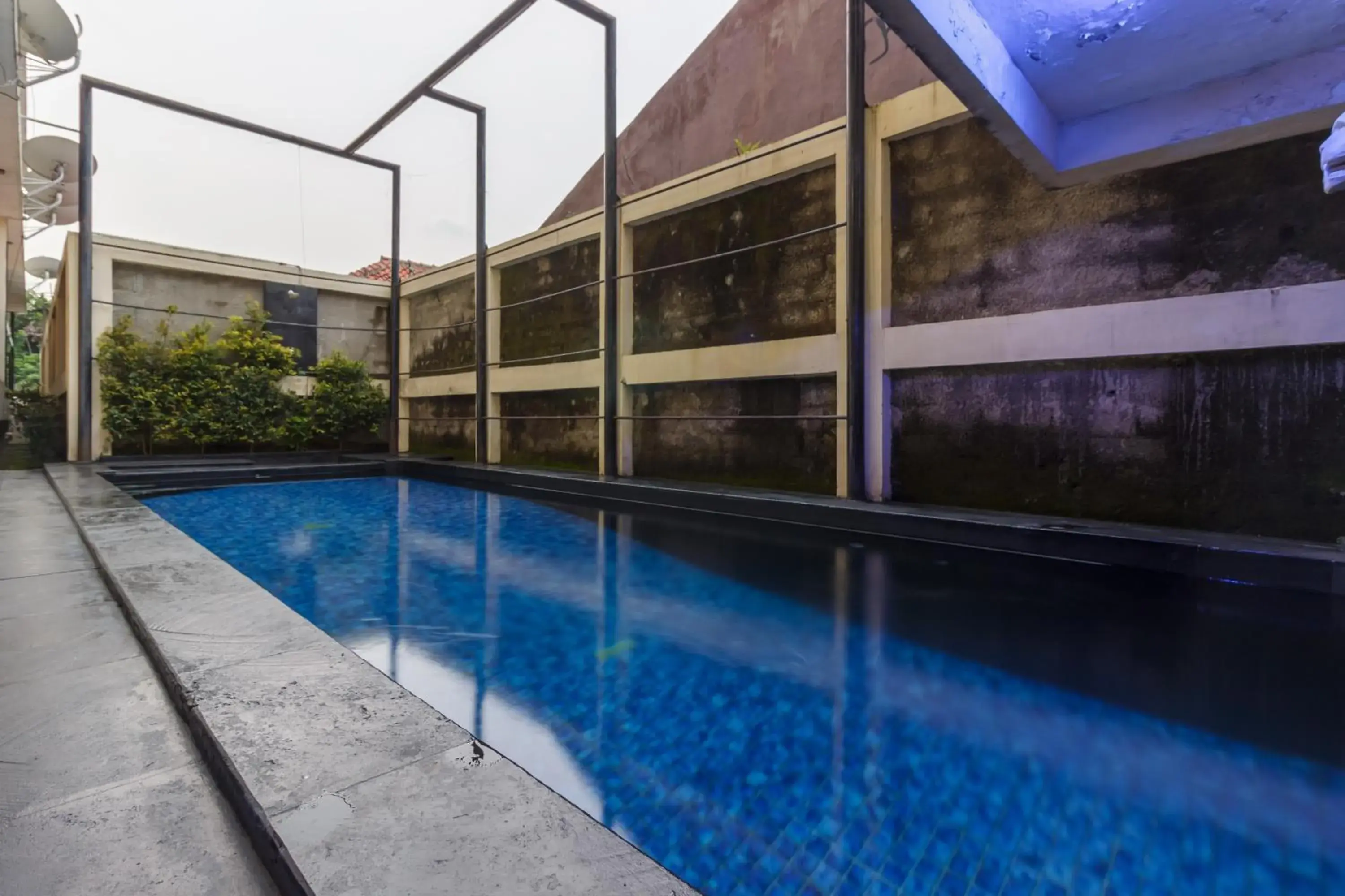 Swimming pool in RedDoorz Premium @ Ampera Raya 2 Swimming pool in RedDoorz Premium @ Ampera Raya 2