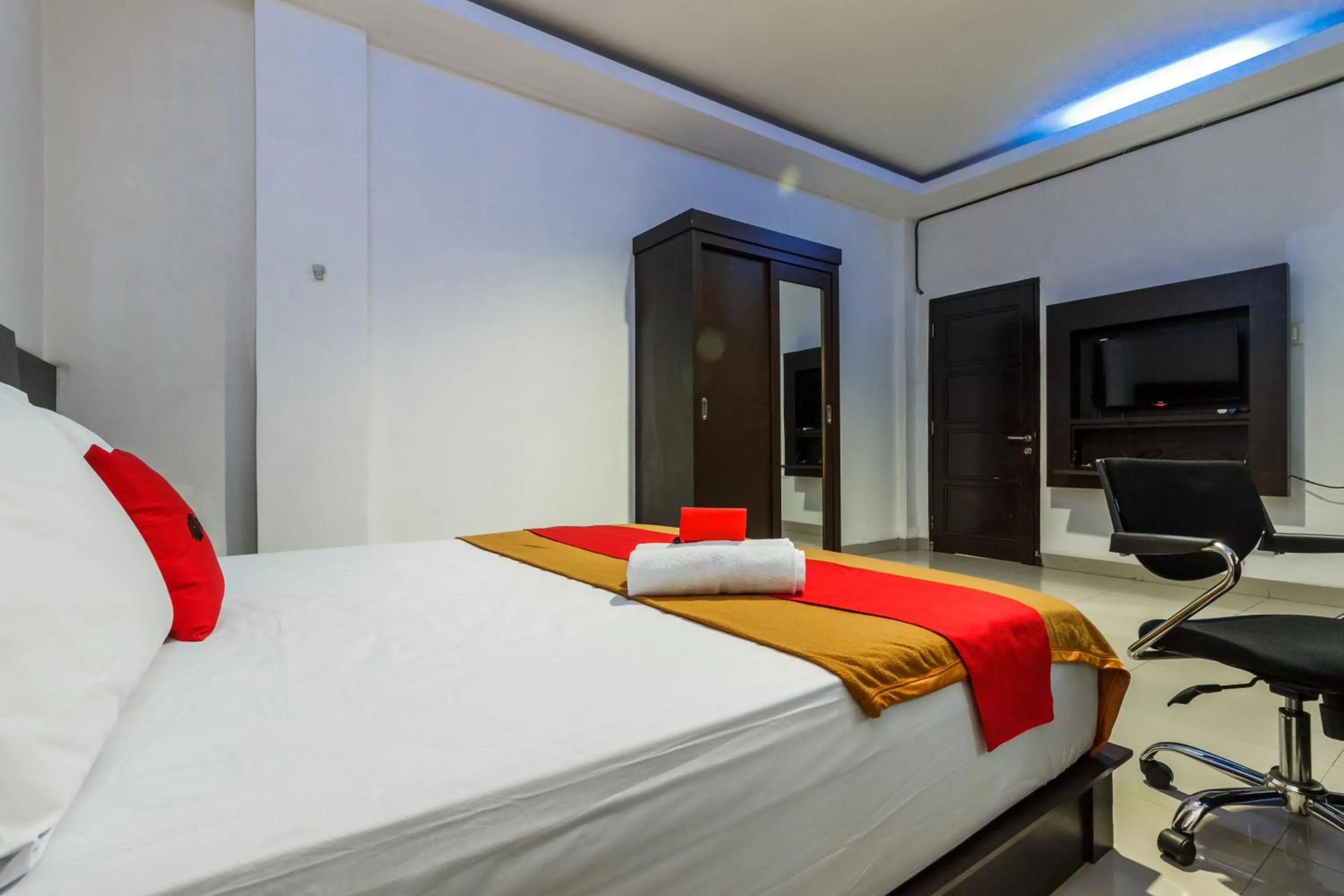 Bed in RedDoorz Premium @ Ampera Raya 2
