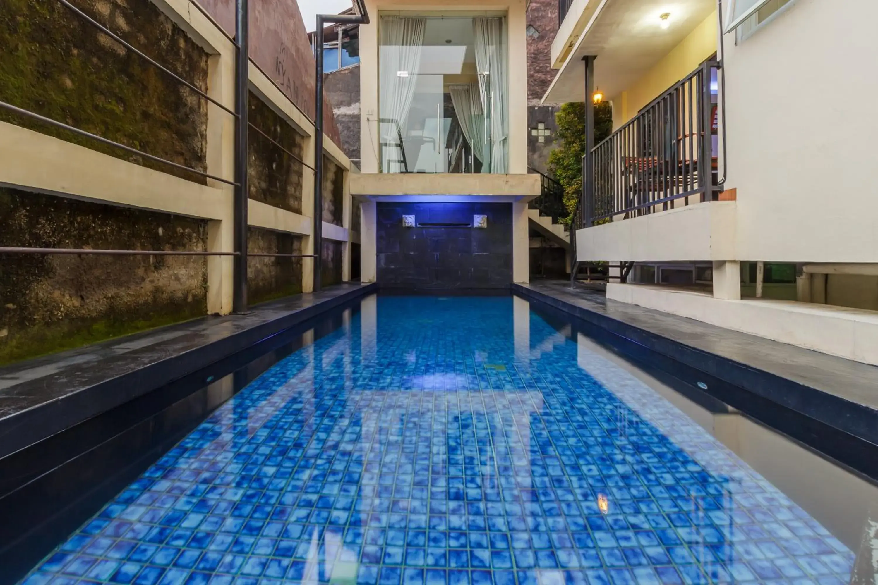 Swimming pool in RedDoorz Premium @ Ampera Raya 2 Swimming pool in RedDoorz Premium @ Ampera Raya 2
