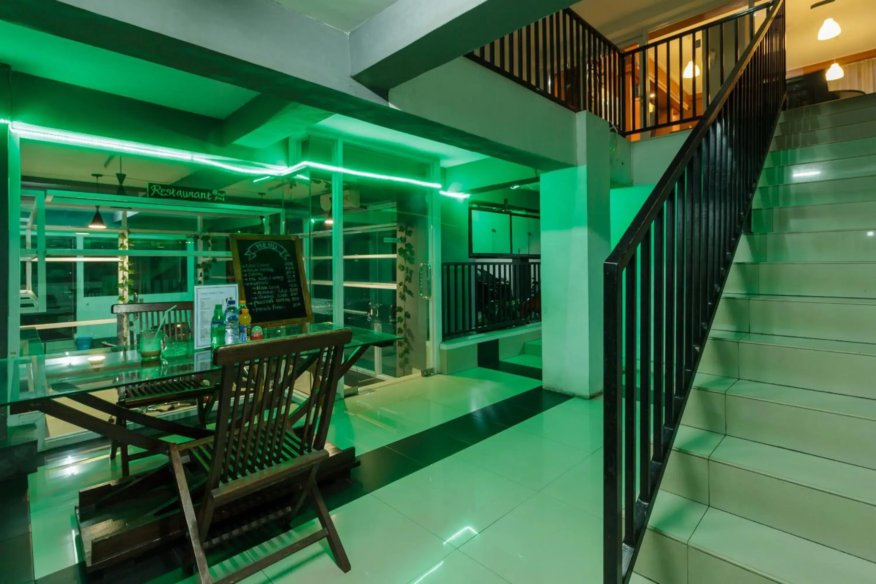 Lounge or bar in RedDoorz Premium @ Ampera Raya 2 Lounge or bar in RedDoorz Premium @ Ampera Raya 2