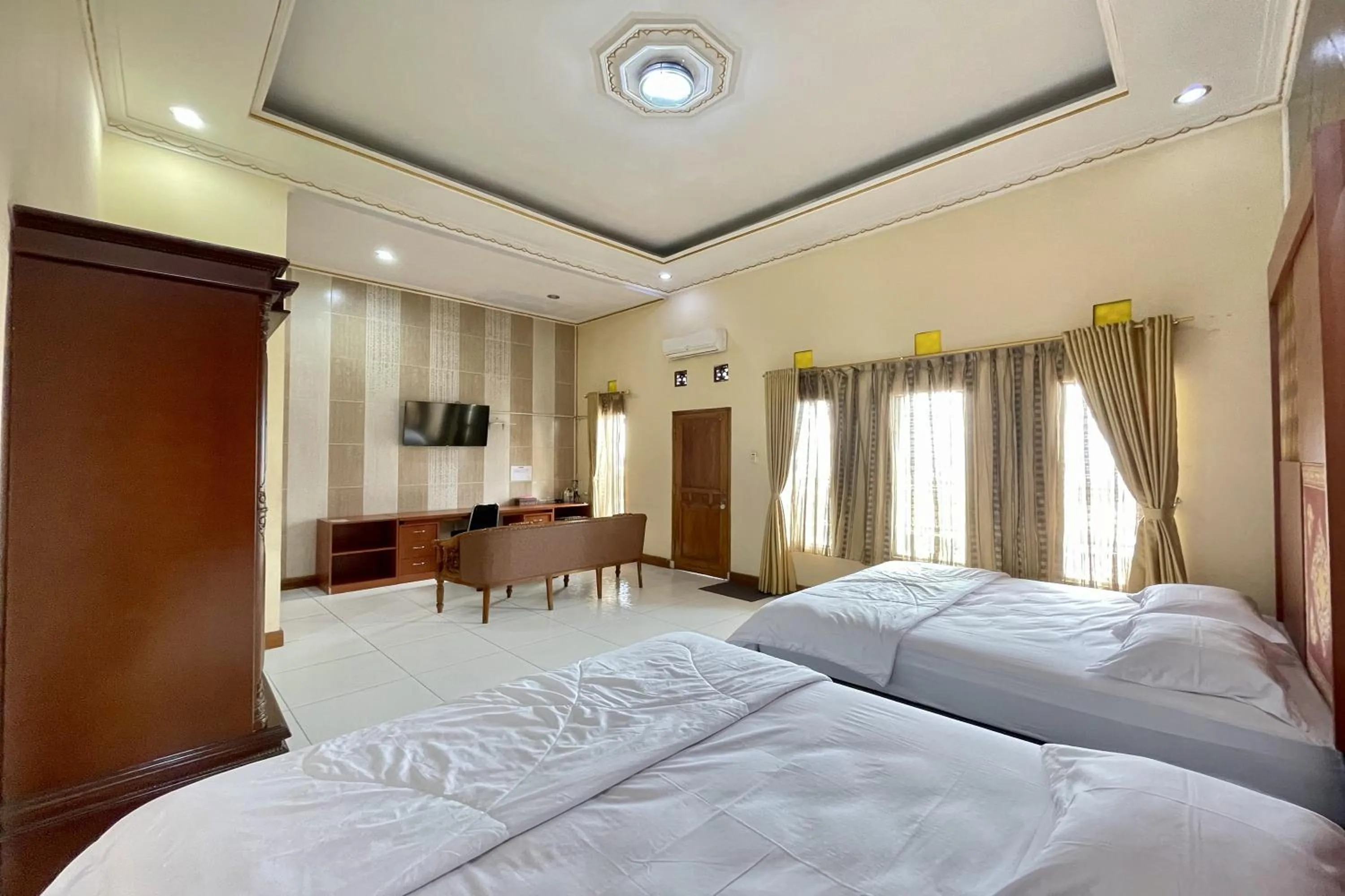 Bedroom, Bed in Hotel Ramayana Garut