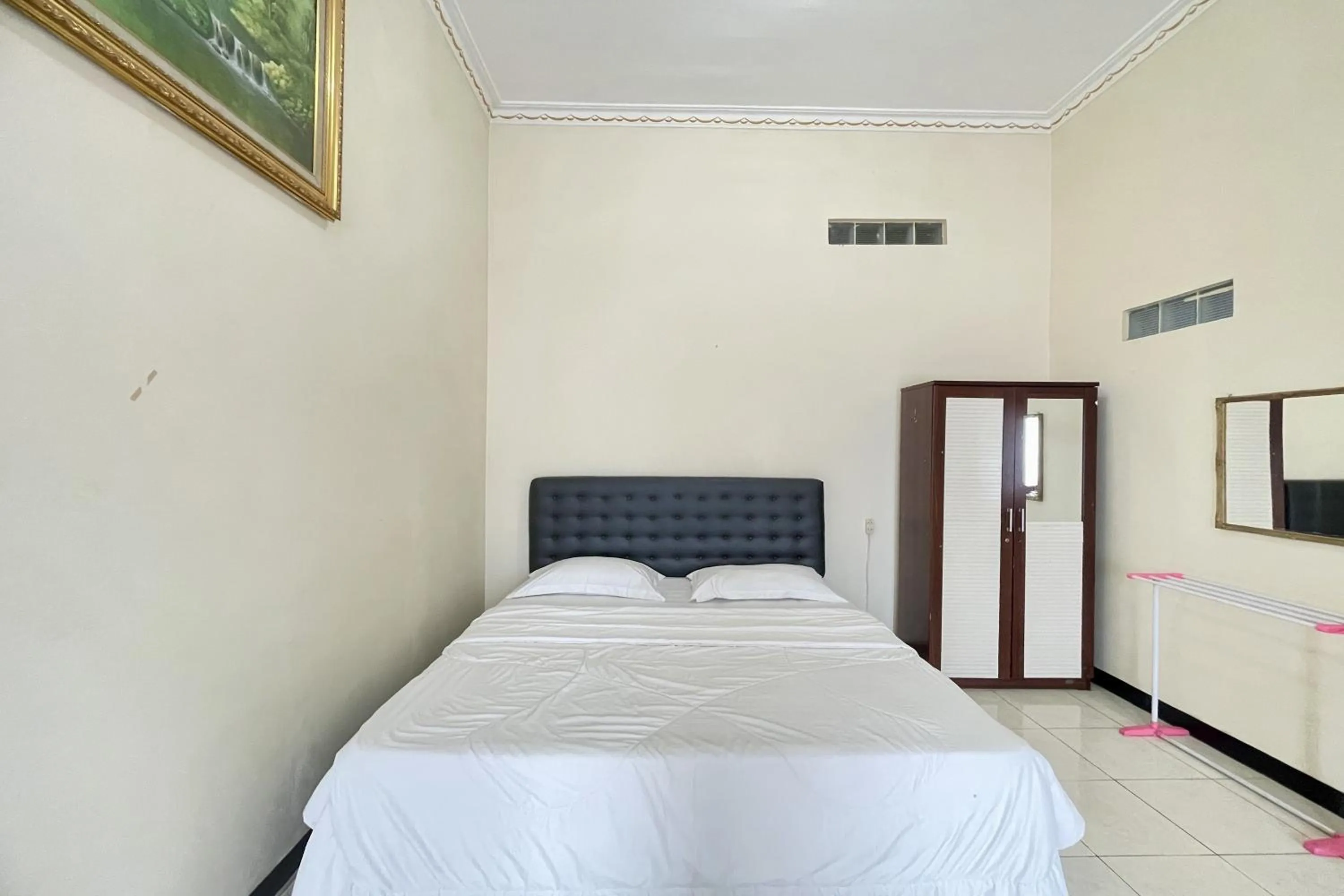 Photo of the whole room, Bed in Hotel Ramayana Garut