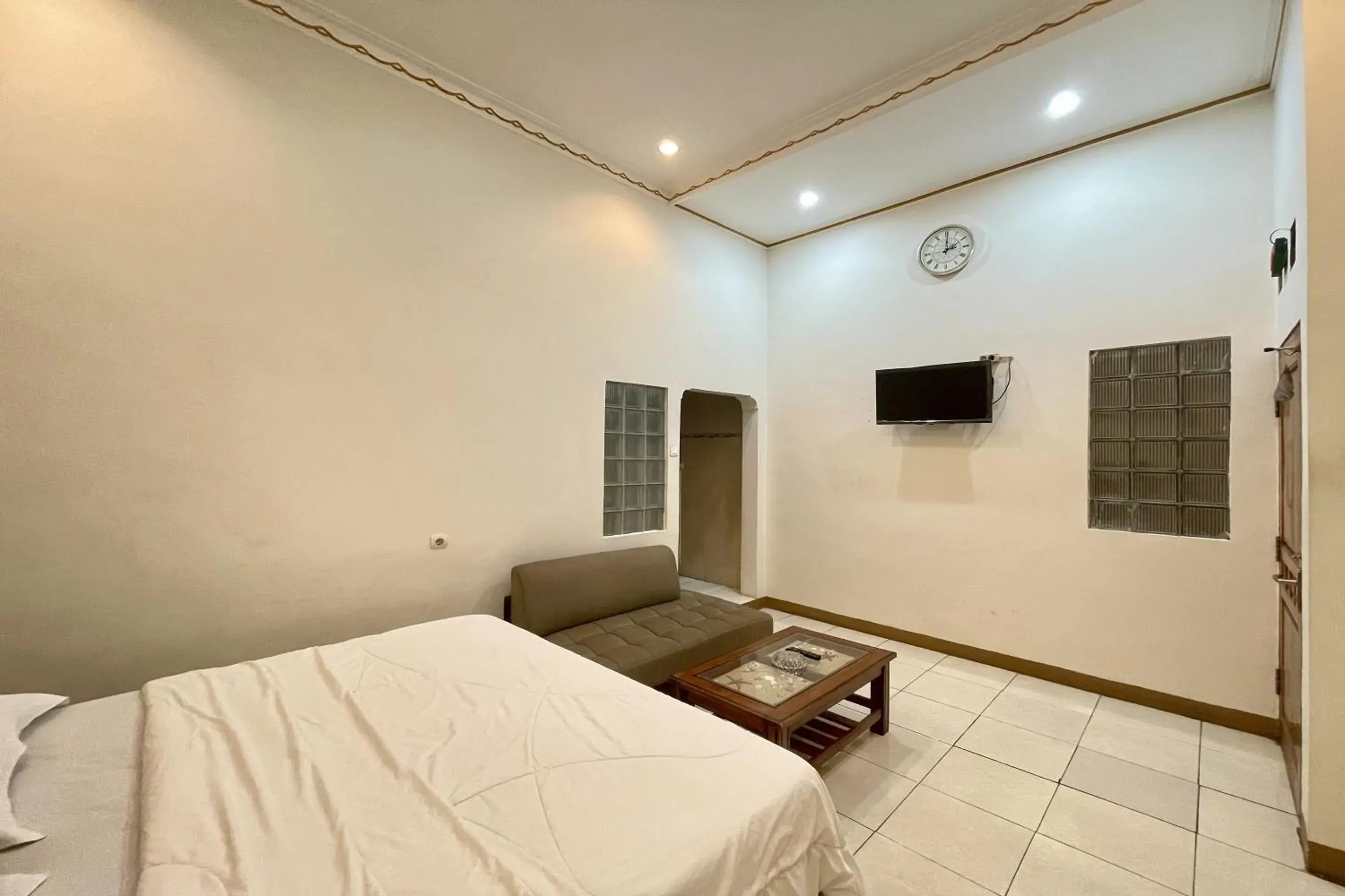 Photo of the whole room, Bed in Hotel Ramayana Garut Photo of the whole room, Bed in Hotel Ramayana Garut