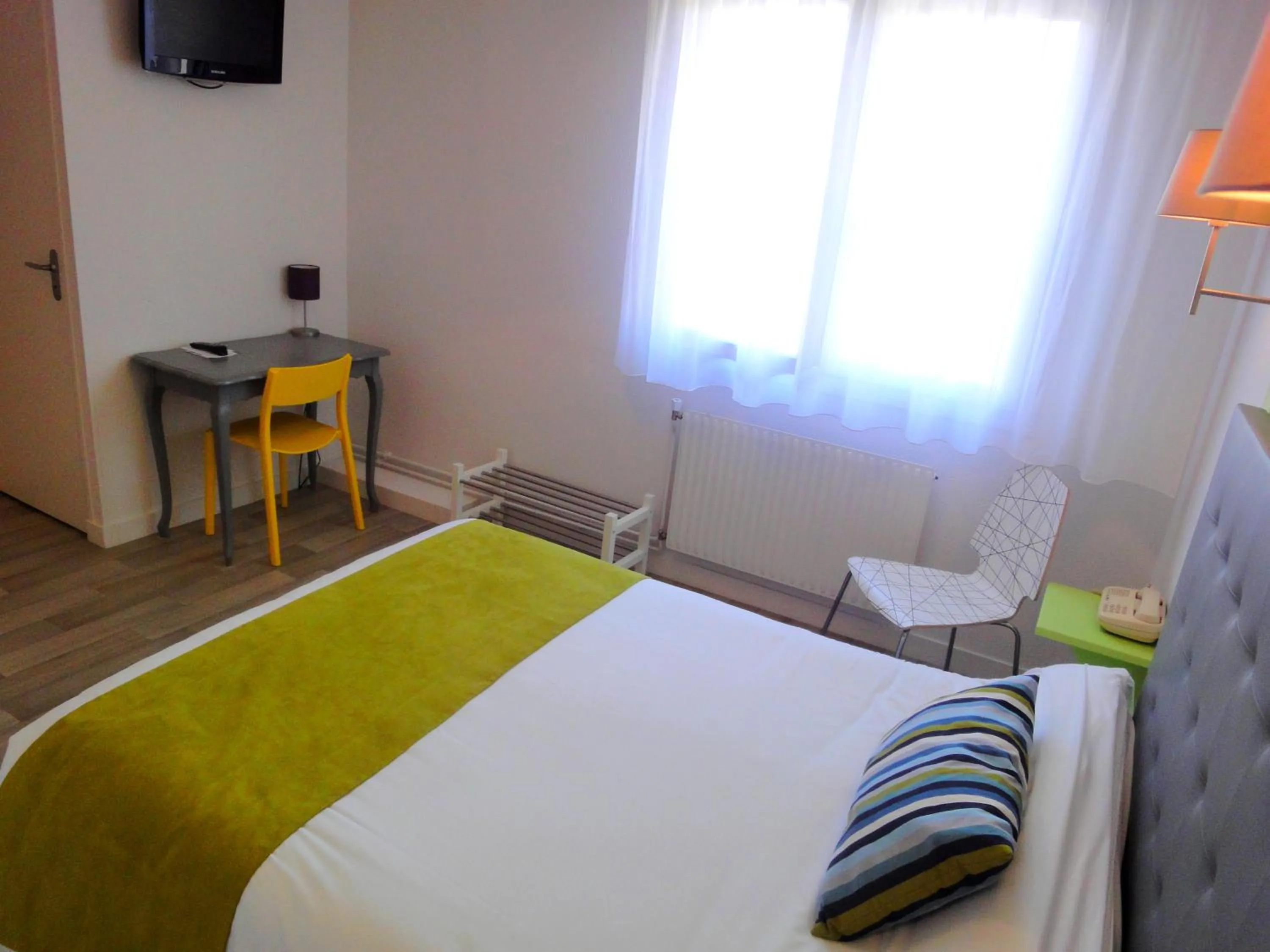 Bedroom, Bed in Hotel Restaurant La Grenouillère