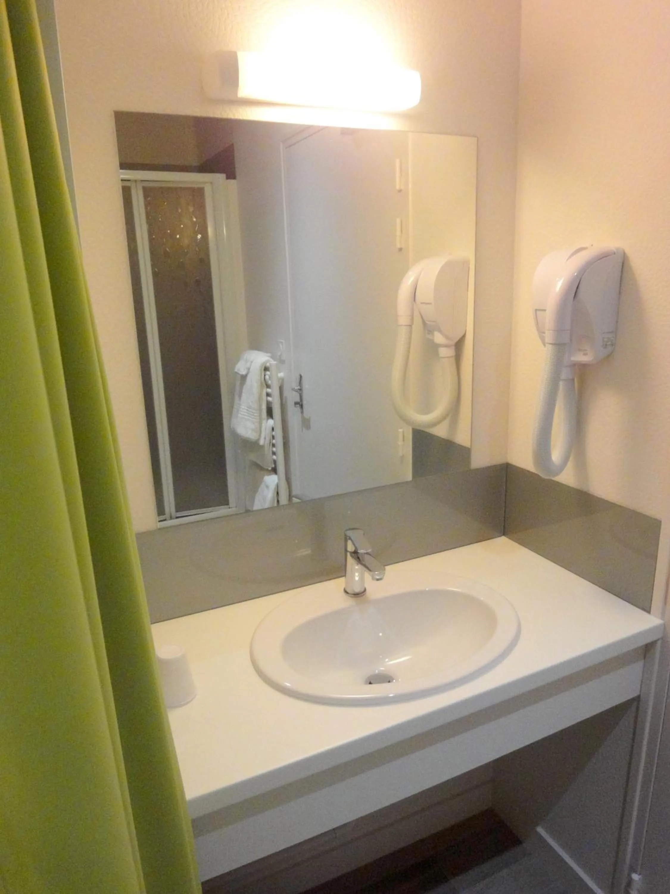 Shower in Hotel Restaurant La Grenouillère