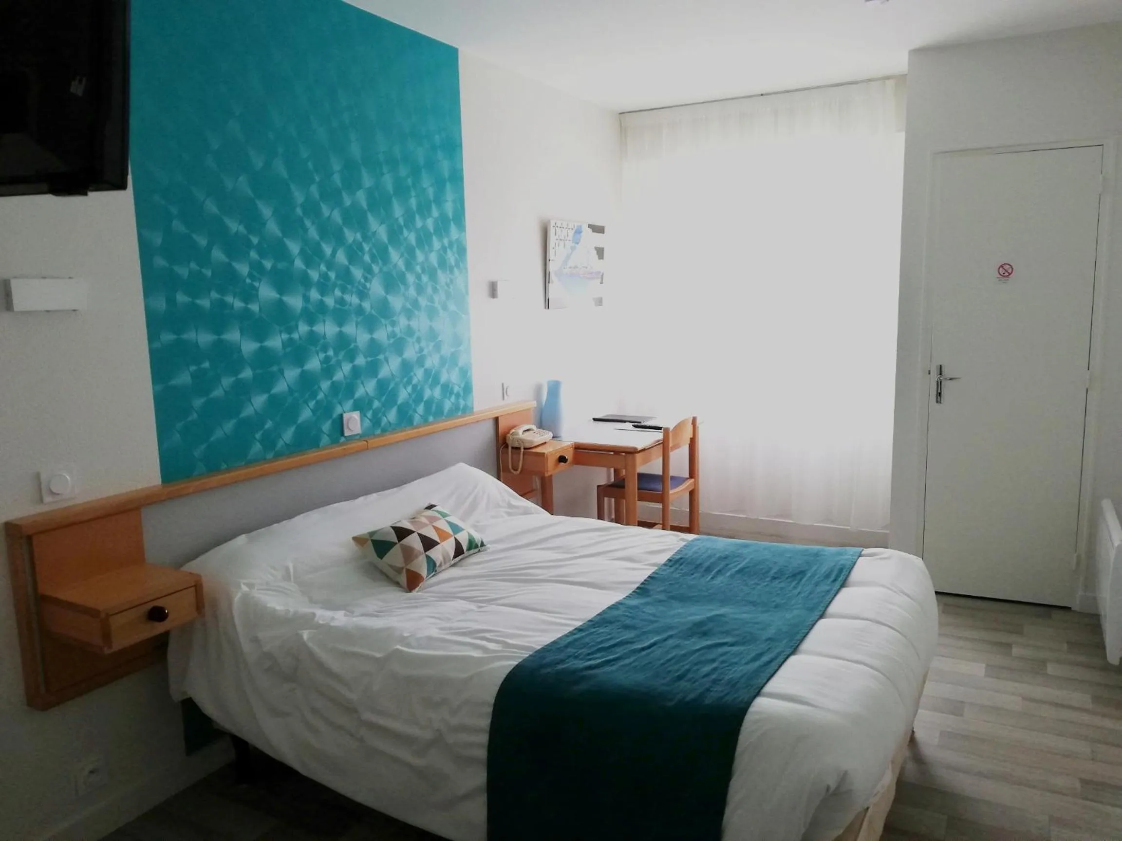 Bed in Hotel Restaurant La Grenouillère