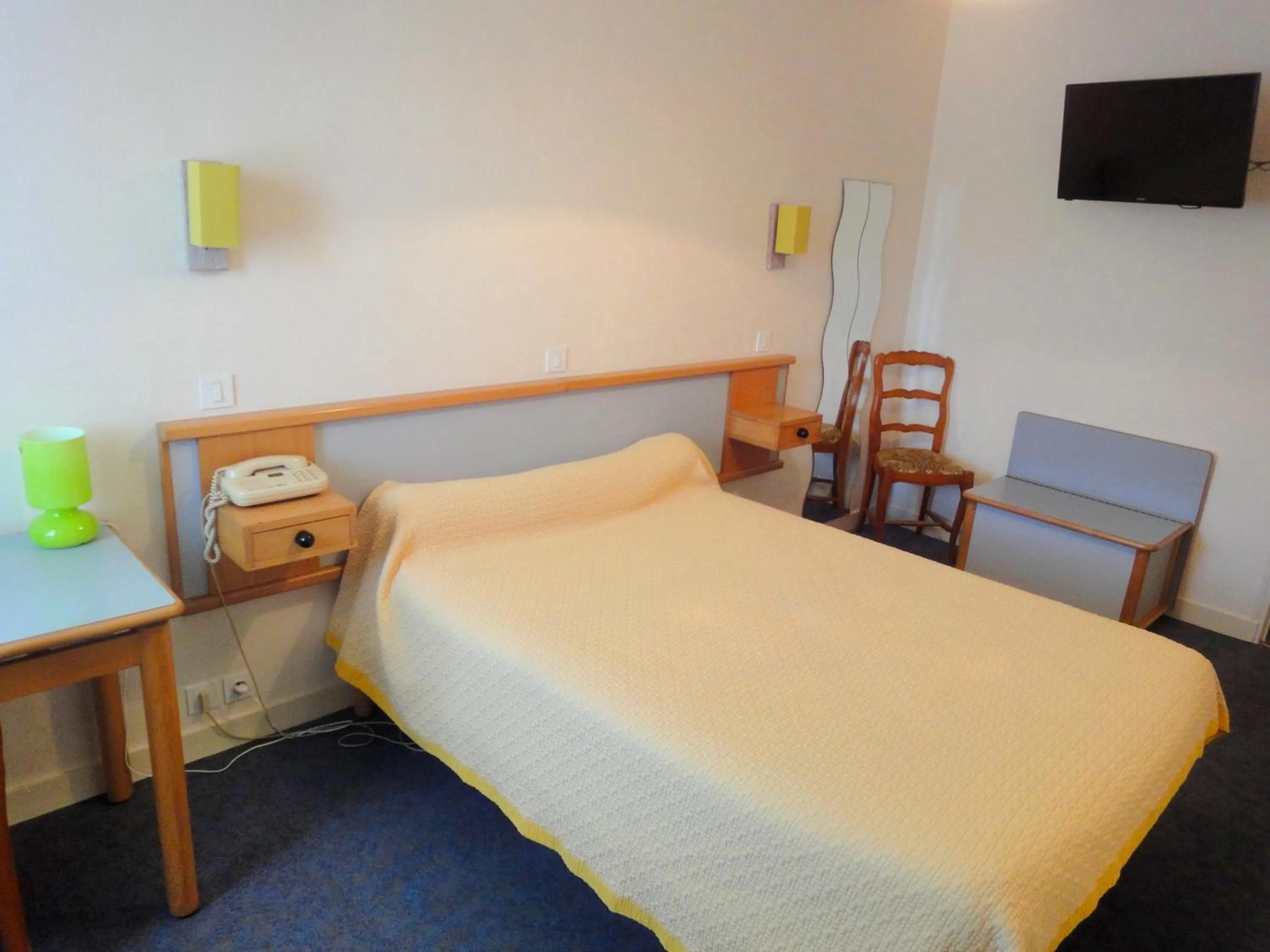 Bedroom, Bed in Hotel Restaurant La Grenouillère