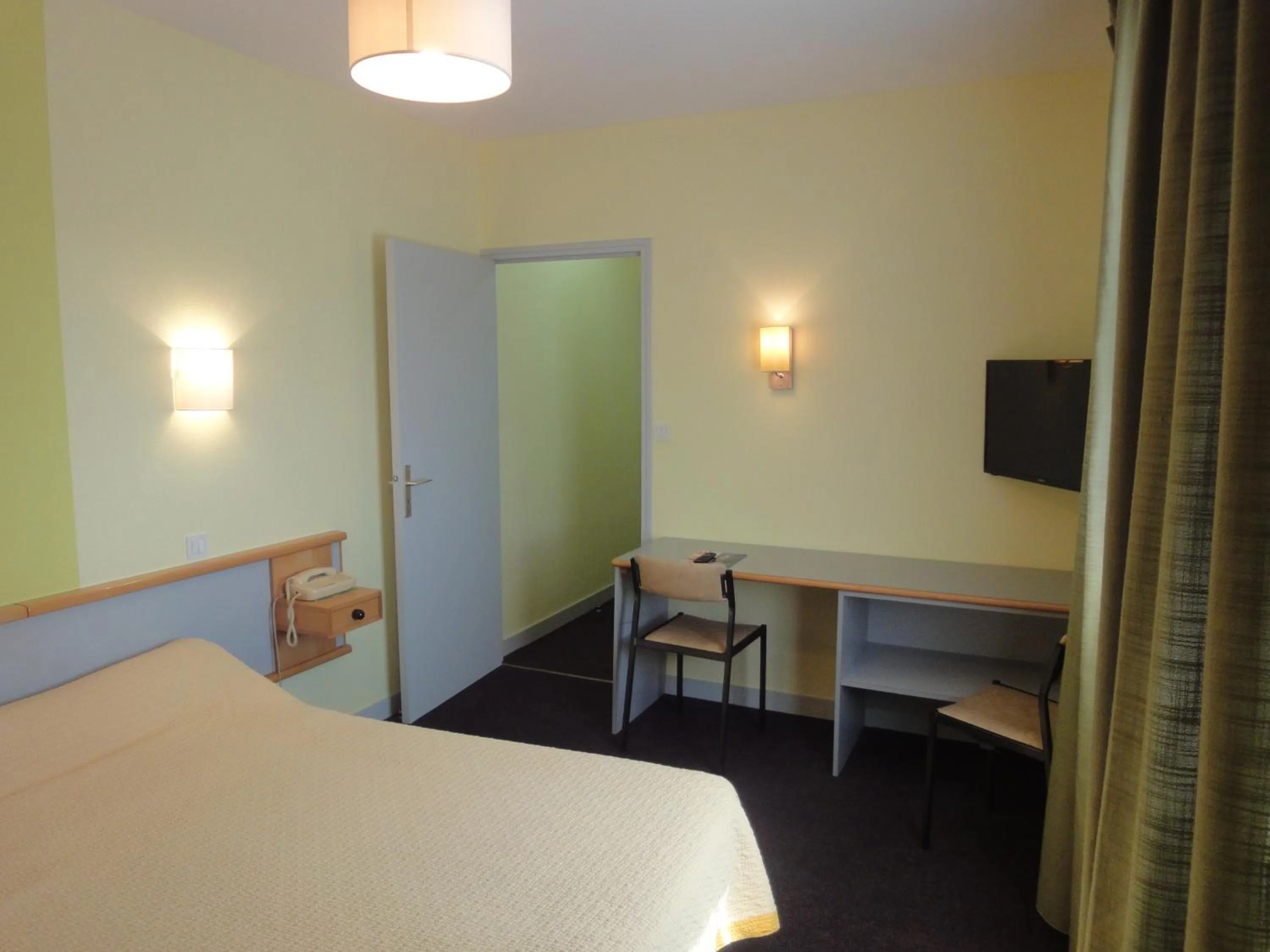 Bedroom, Bed in Hotel Restaurant La Grenouillère