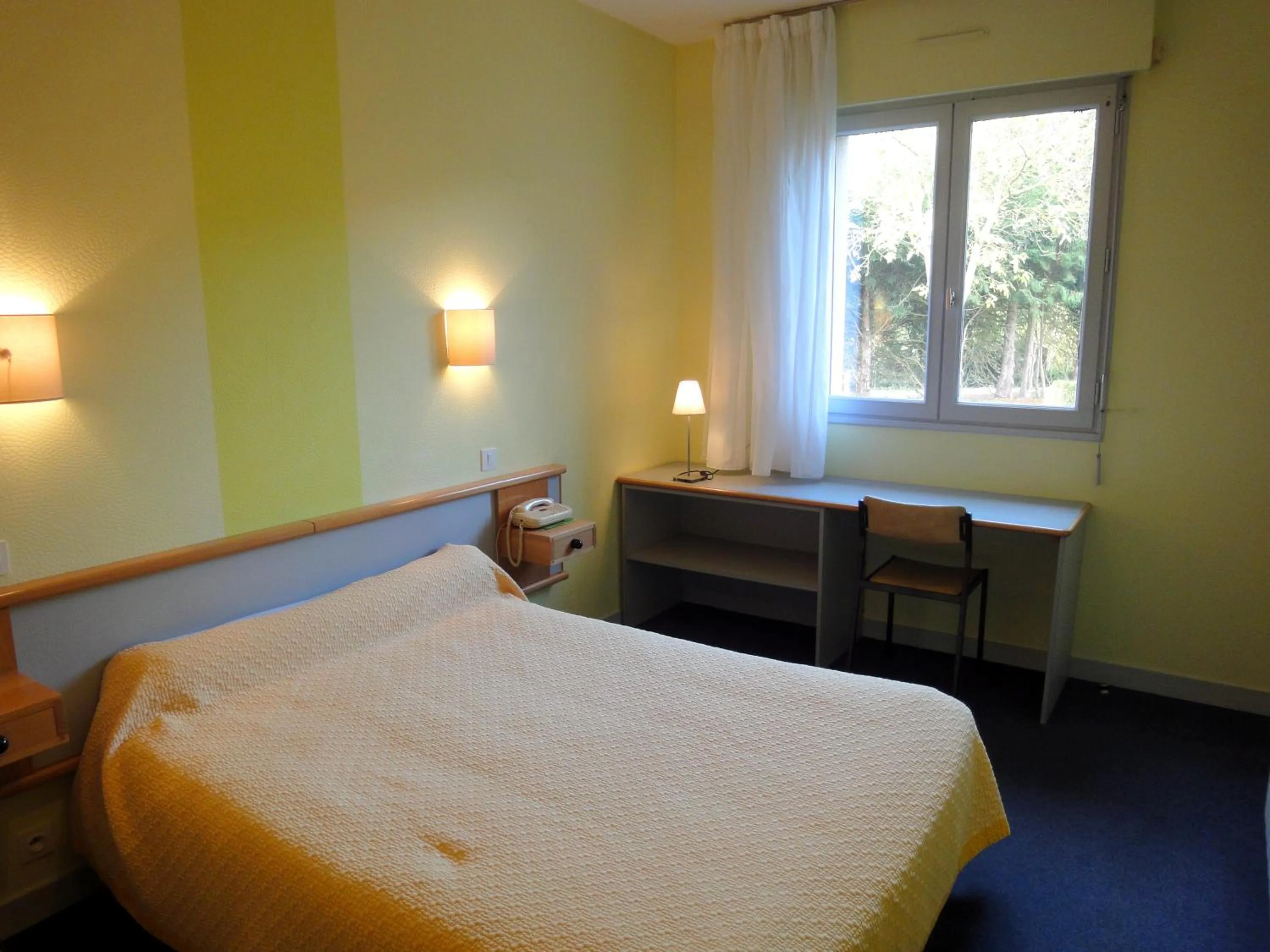 Bedroom, Bed in Hotel Restaurant La Grenouillère