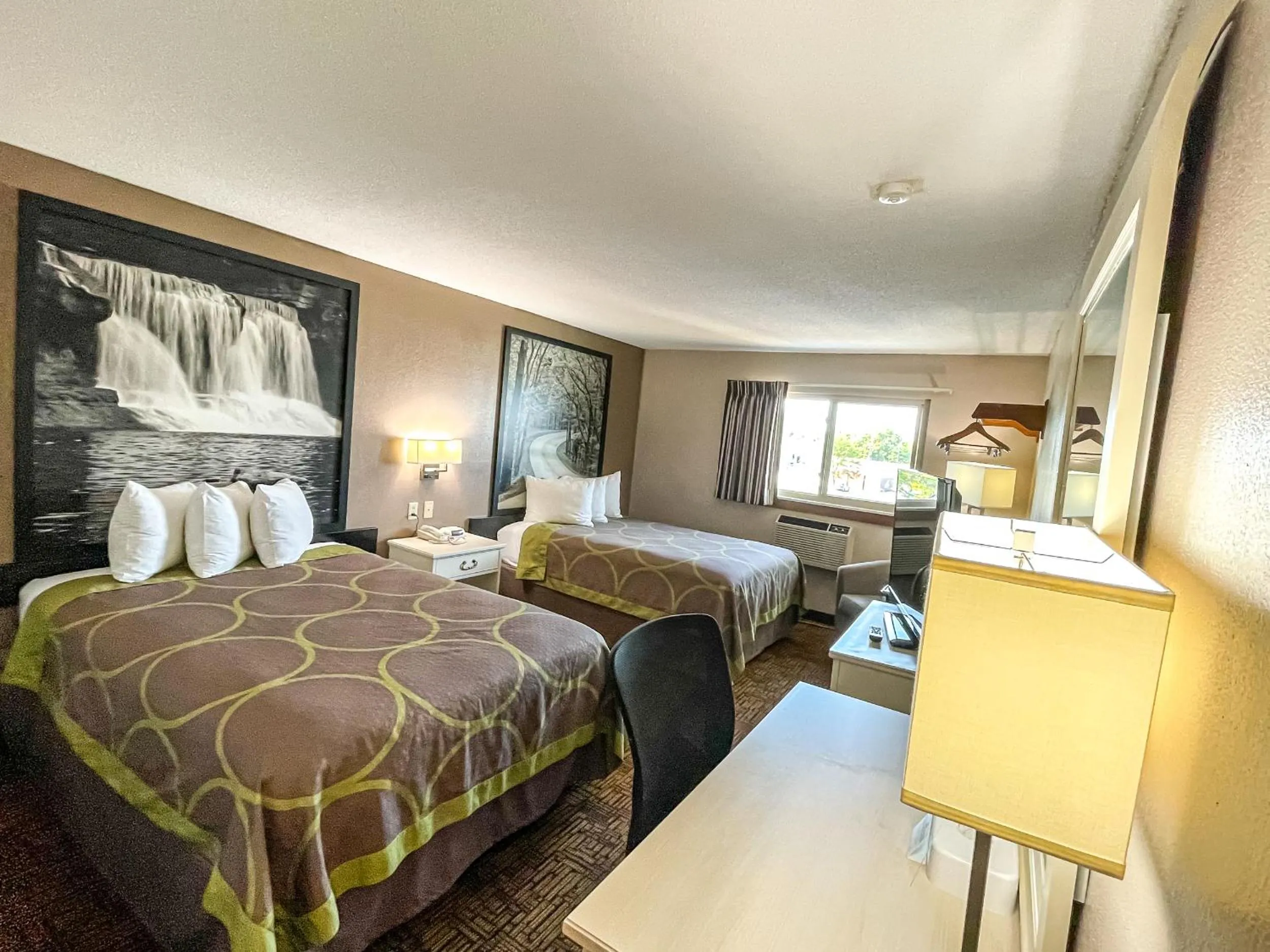 Photo of the whole room, Bed in Super 8 by Wyndham Indianapolis Emerson