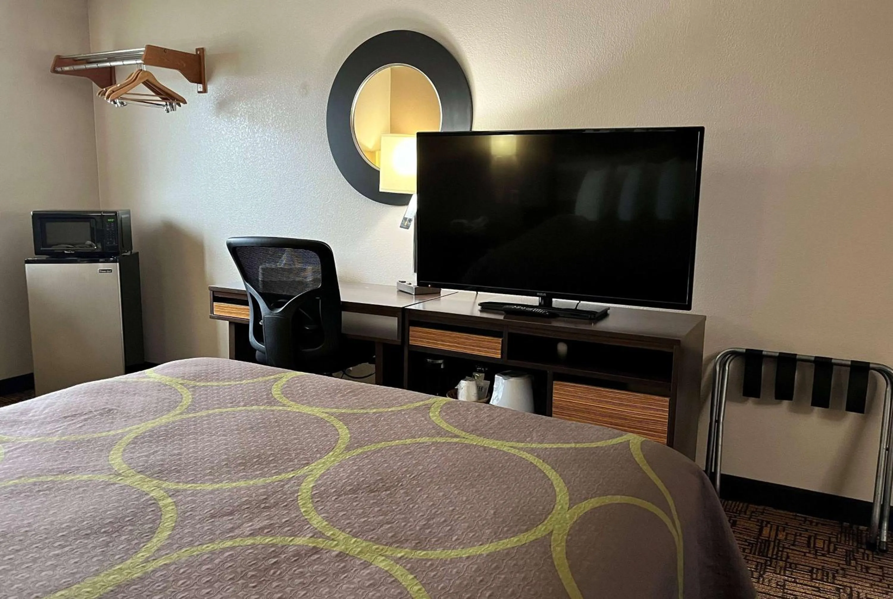 Photo of the whole room, Bed in Super 8 by Wyndham Indianapolis Emerson