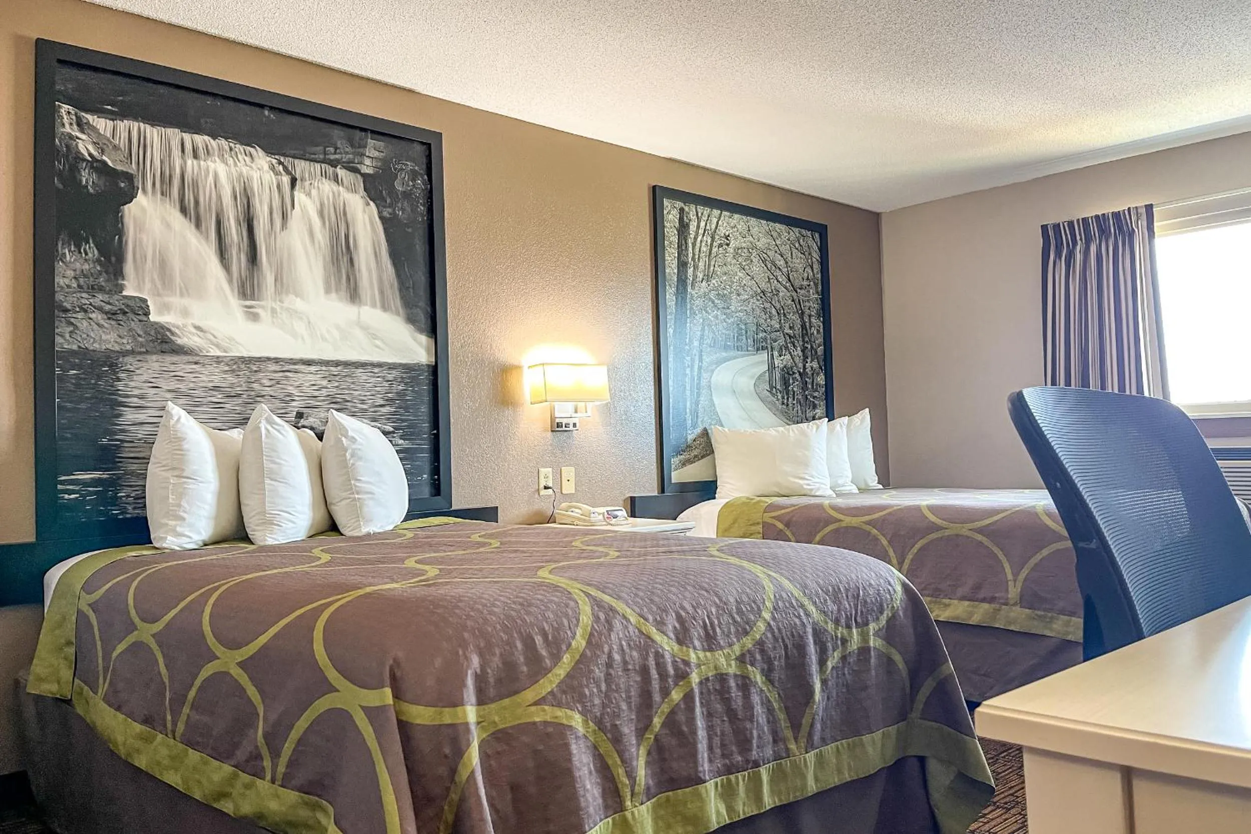 Bedroom, Bed in Super 8 by Wyndham Indianapolis Emerson