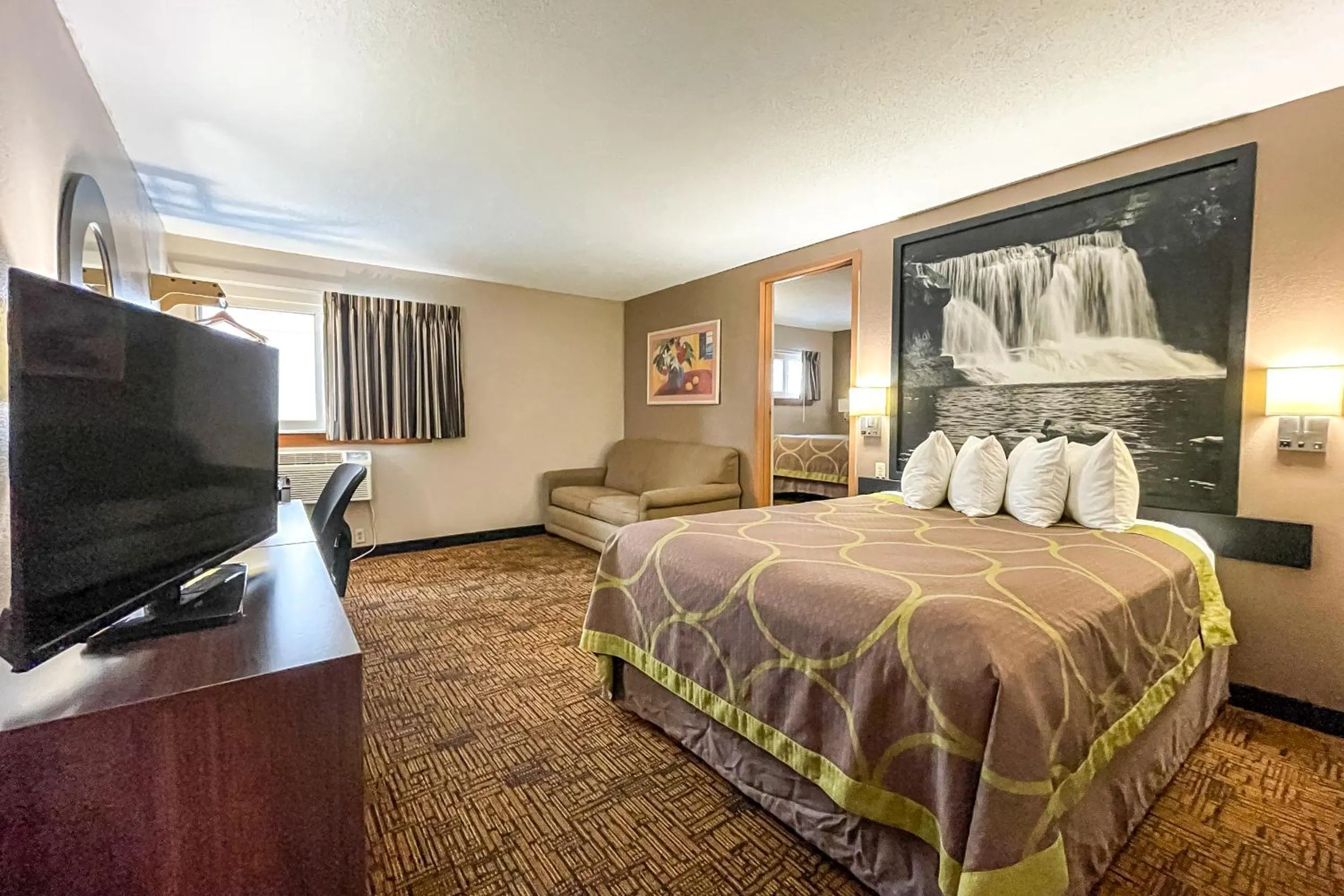 Photo of the whole room, Bed in Super 8 by Wyndham Indianapolis Emerson