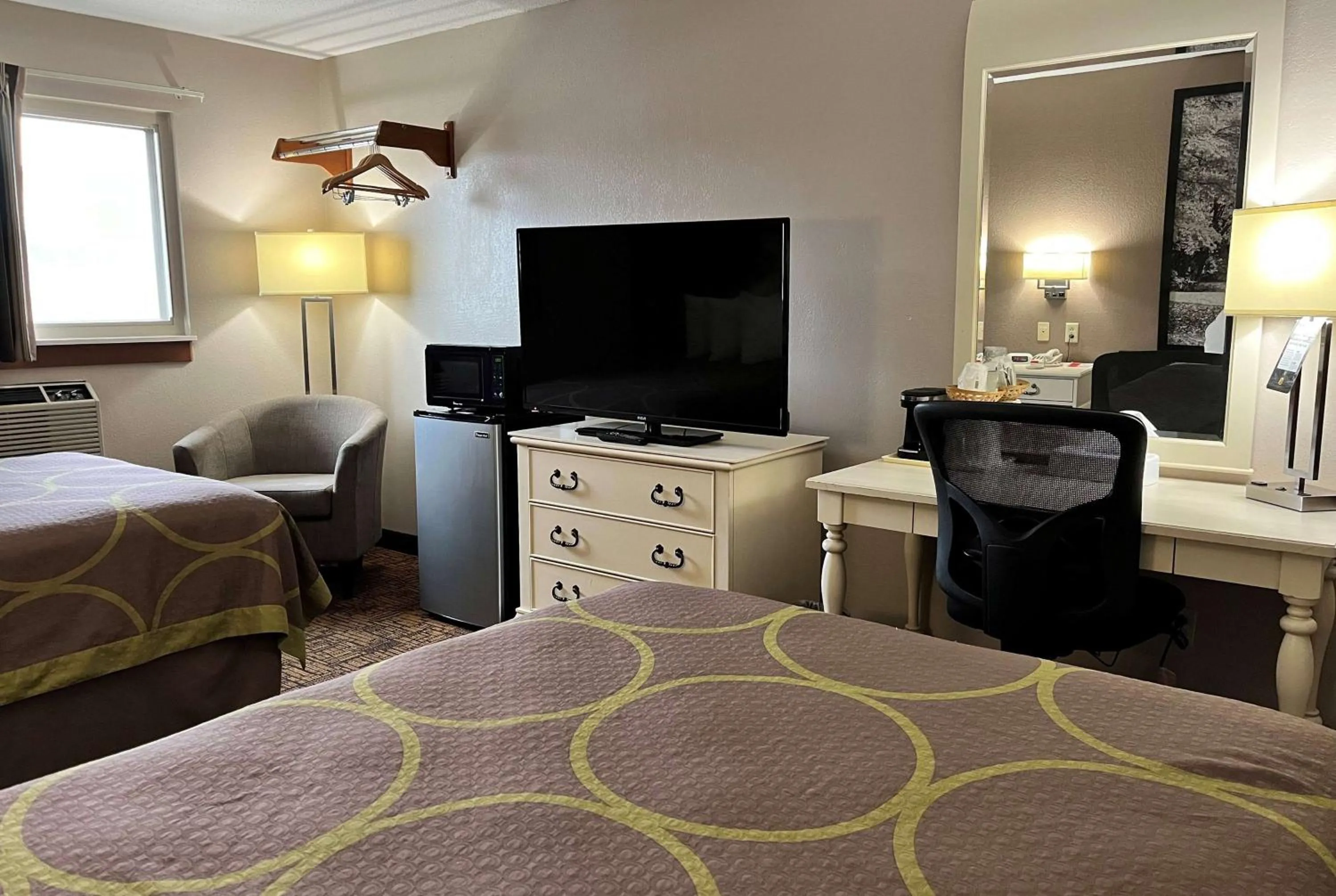 Photo of the whole room, Bed in Super 8 by Wyndham Indianapolis Emerson