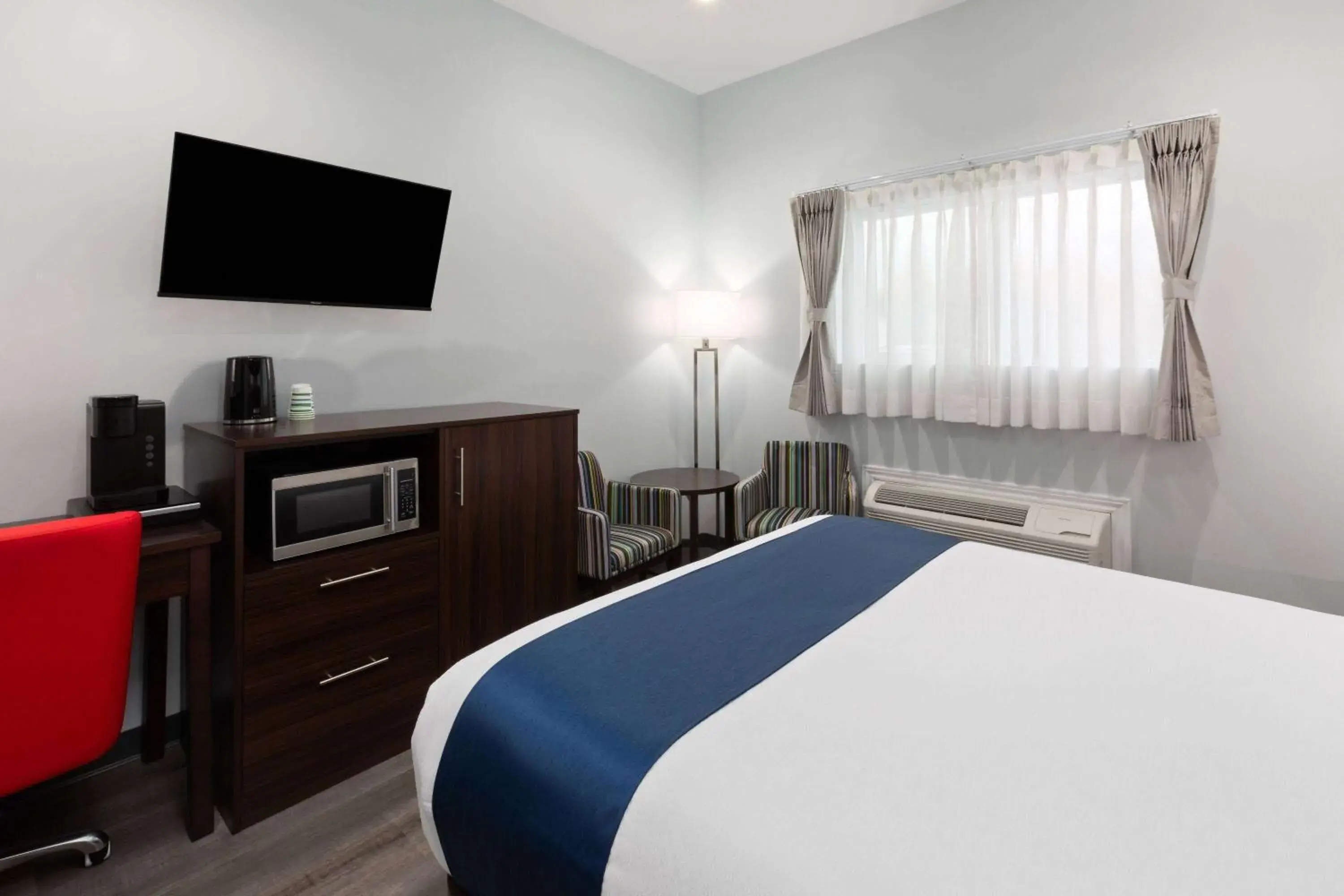 Photo of the whole room, Bed in Travelodge by Wyndham Cochrane Ontario Photo of the whole room, Bed in Travelodge by Wyndham Cochrane Ontario