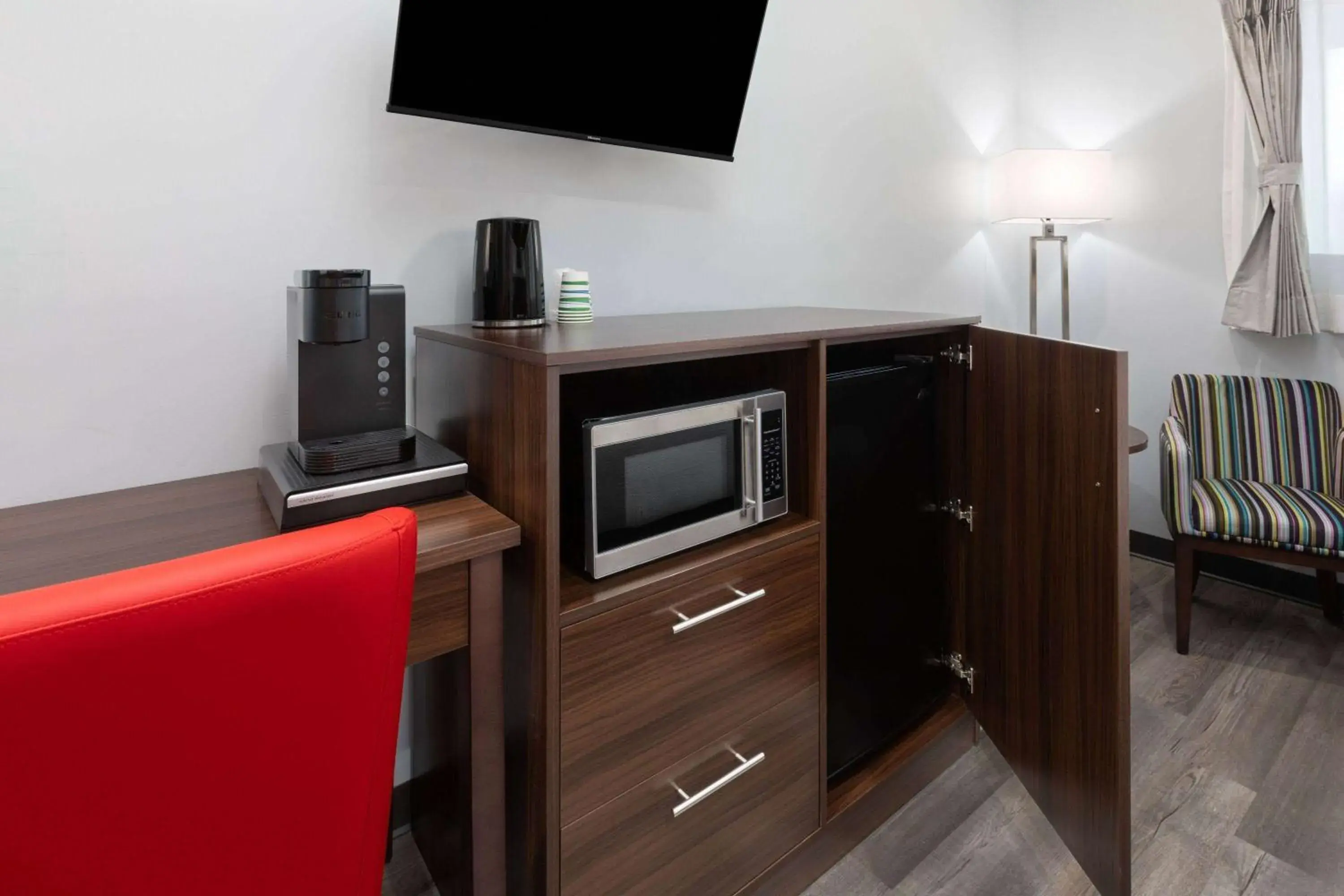 Photo of the whole room in Travelodge by Wyndham Cochrane Ontario Photo of the whole room in Travelodge by Wyndham Cochrane Ontario