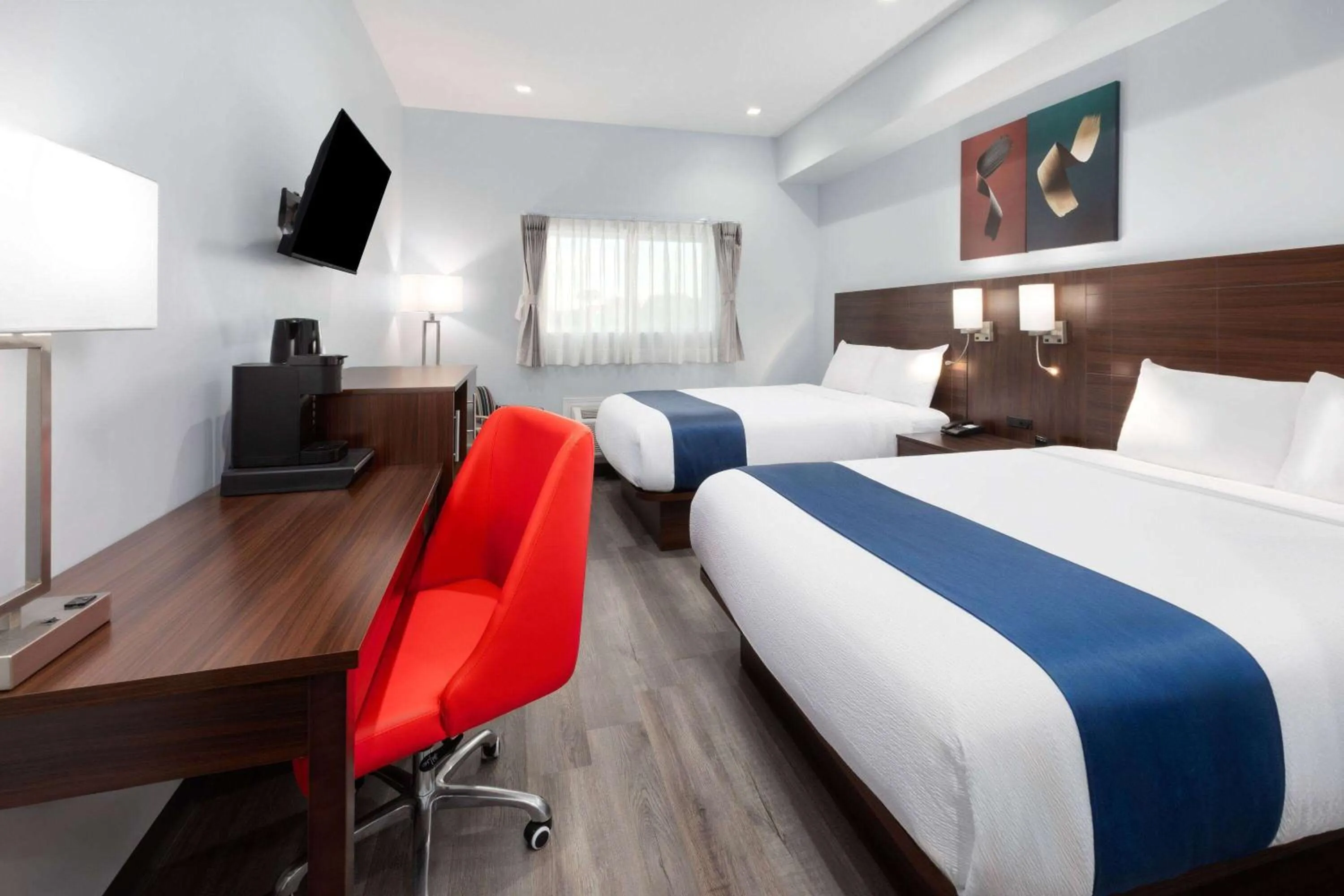 Photo of the whole room, Bed in Travelodge by Wyndham Cochrane Ontario