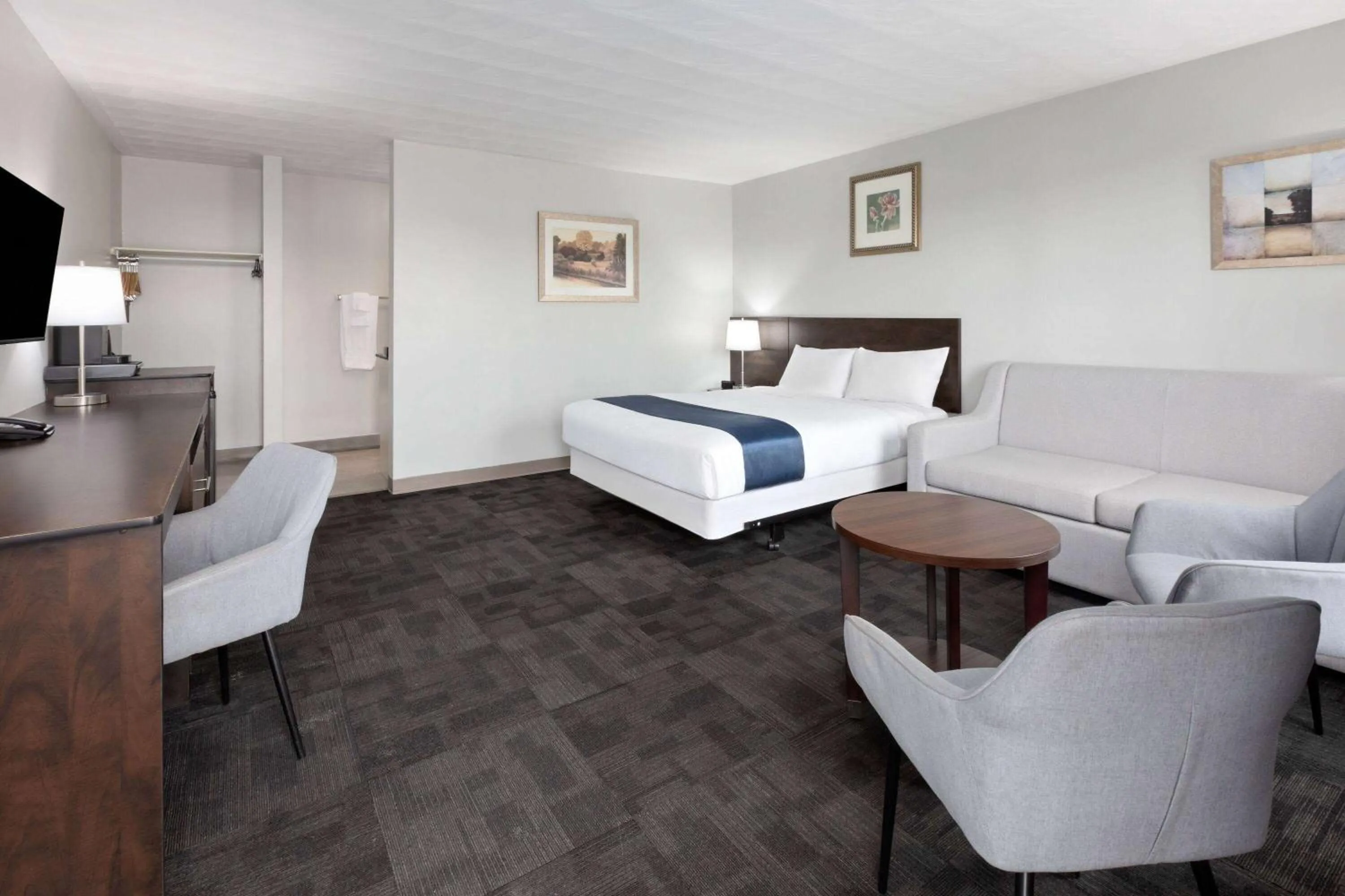 Photo of the whole room, Bed in Travelodge by Wyndham Cochrane Ontario