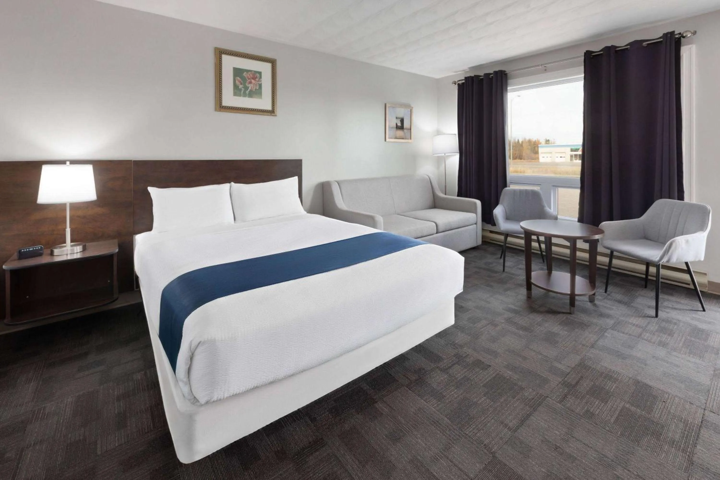 Photo of the whole room, Bed in Travelodge by Wyndham Cochrane Ontario