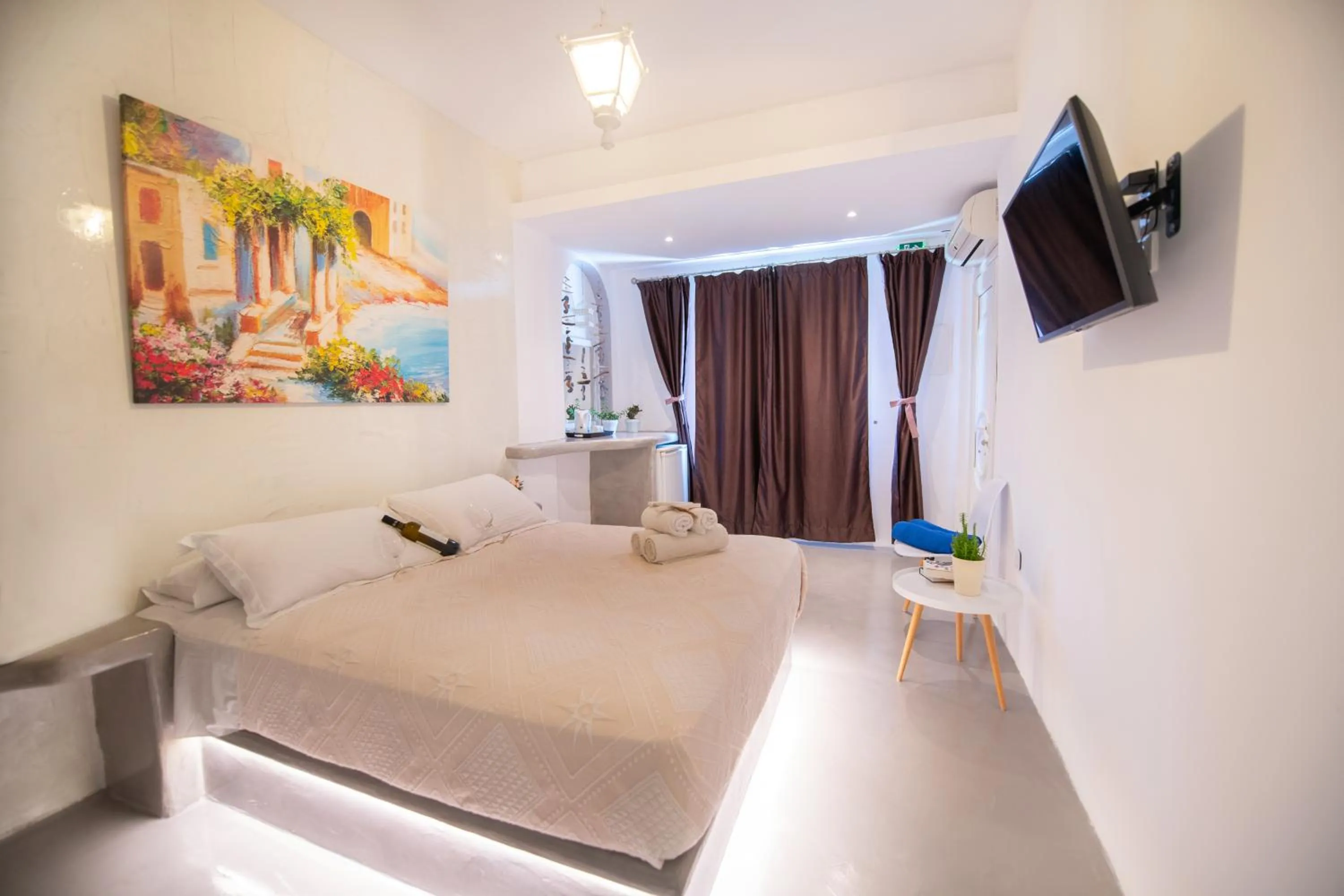 Photo of the whole room, Bed in Arlene Suites