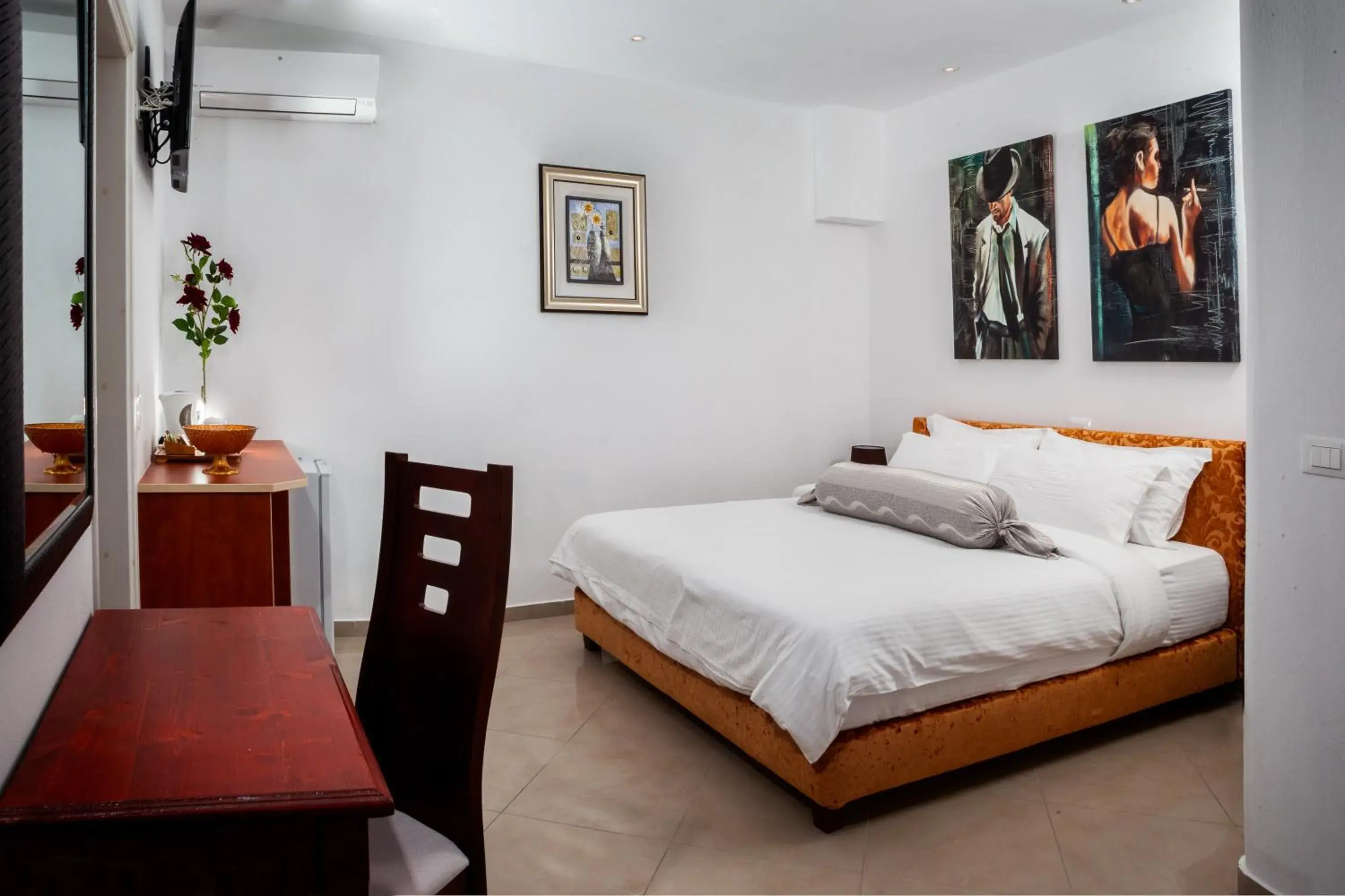 Time of day, Bed in Arlene Suites Time of day, Bed in Arlene Suites