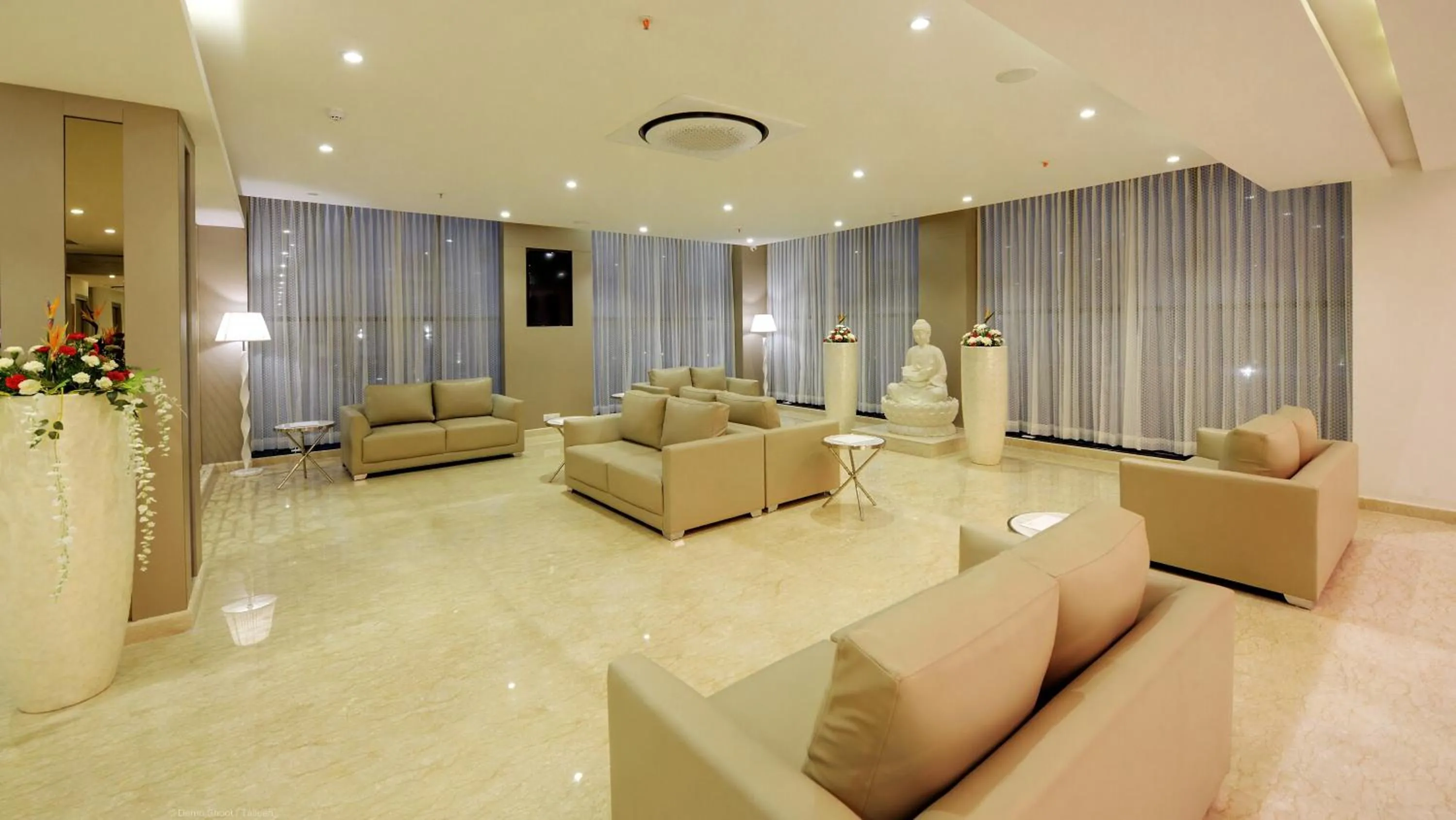 Lobby or reception in Ramada by Wyndham Bengaluru Yelahanka