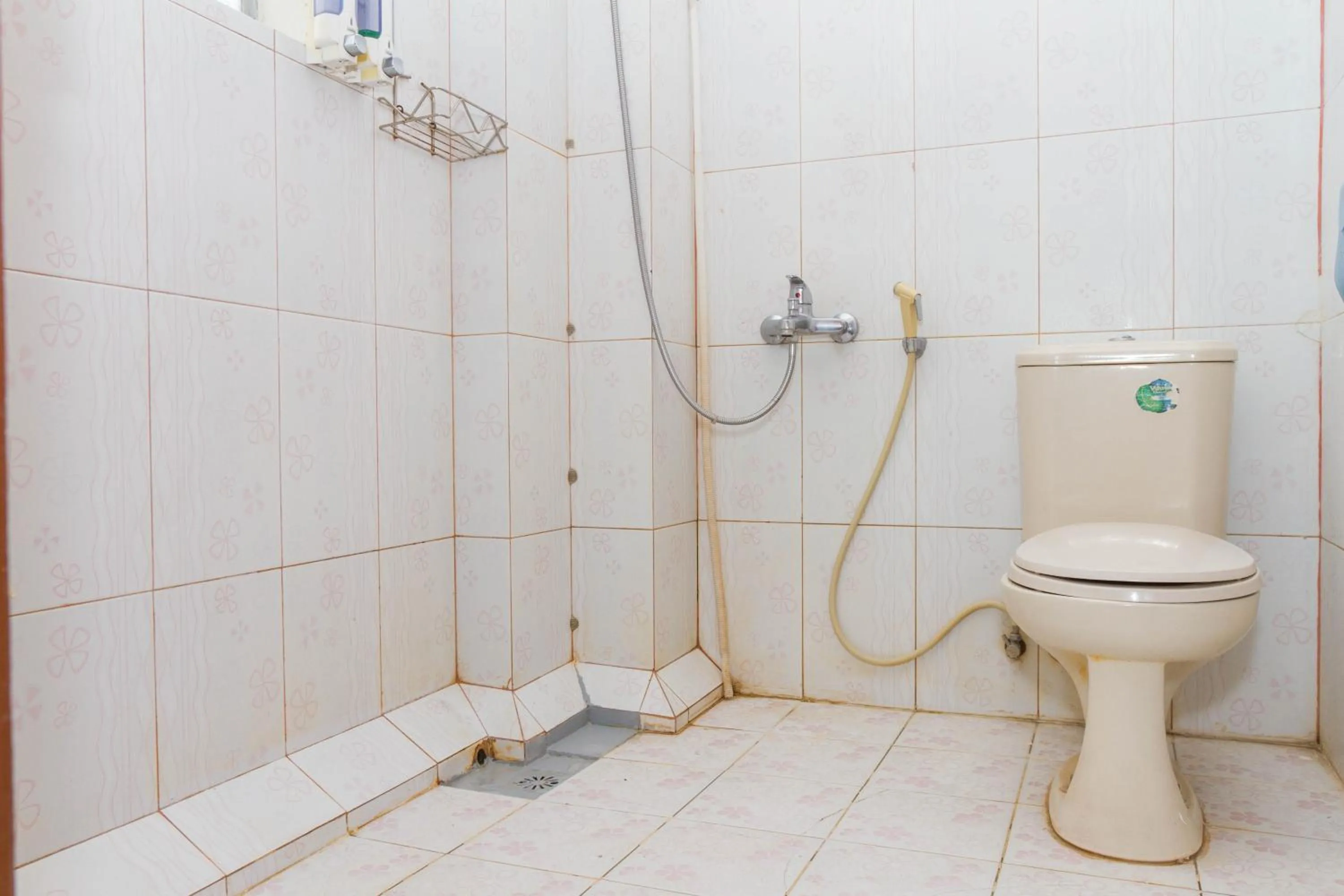 Shower in RedDoorz Plus @ Surapati 2