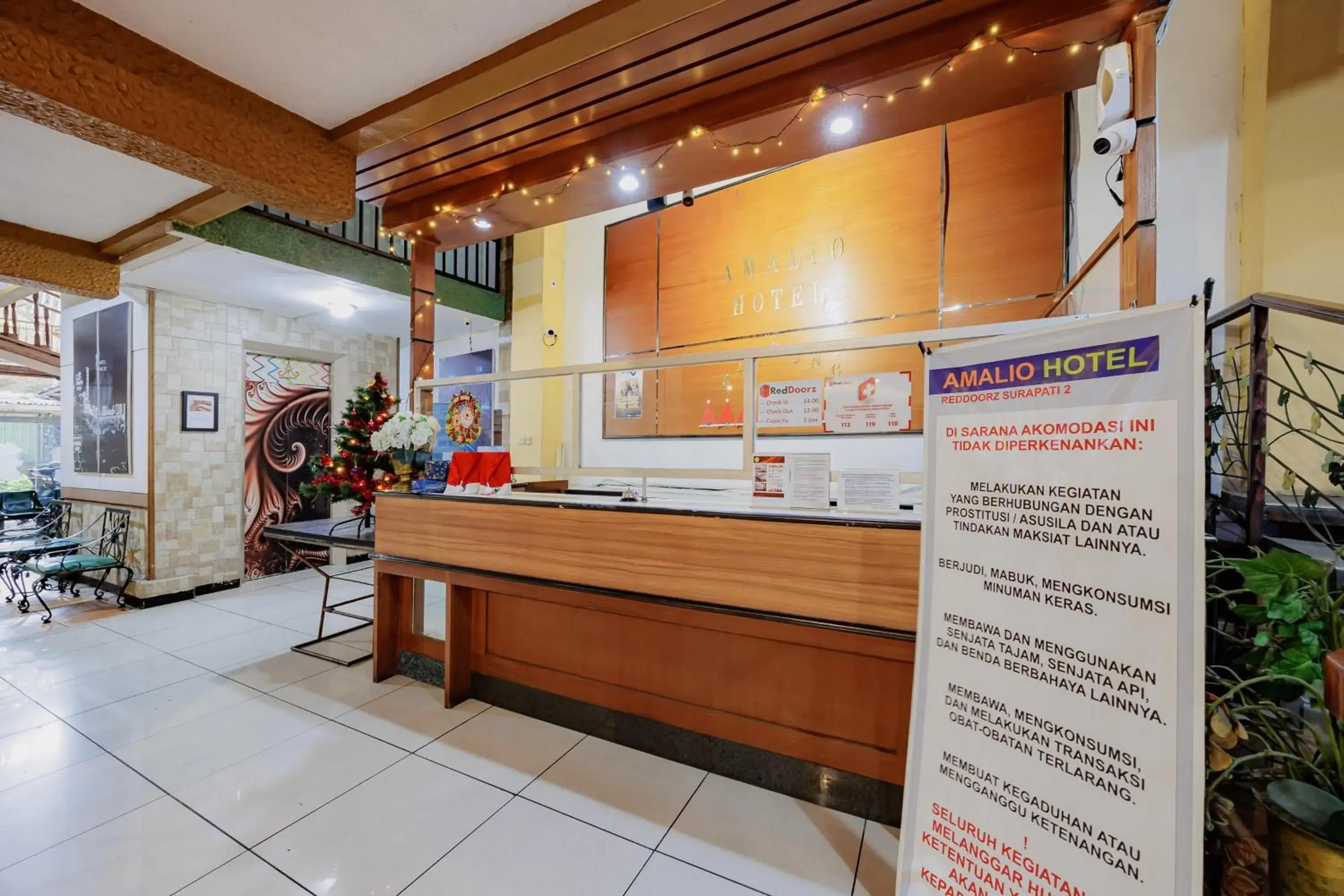 Lobby or reception in RedDoorz Plus at Amalio Hotel Surapati Lobby or reception in RedDoorz Plus at Amalio Hotel Surapati