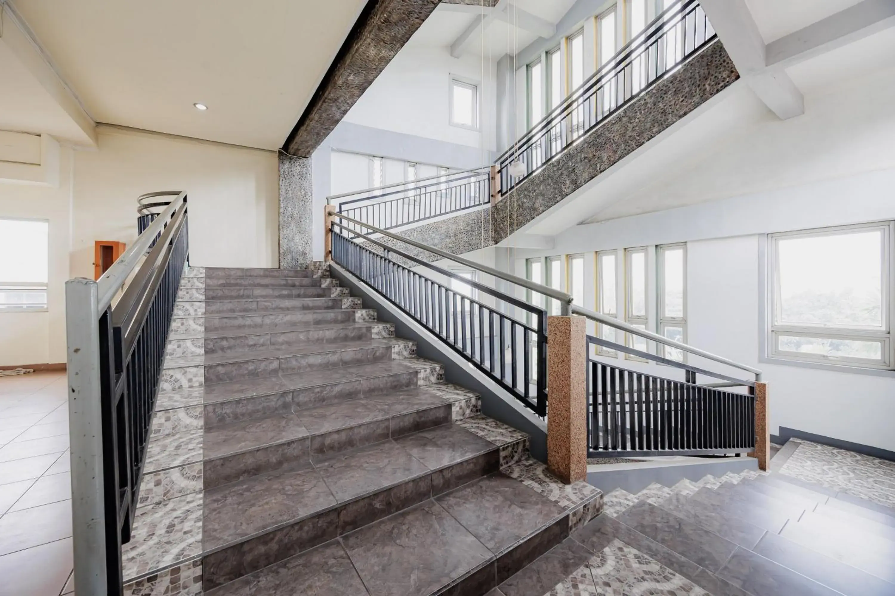 Property building in RedDoorz Plus at Amalio Hotel Surapati Property building in RedDoorz Plus at Amalio Hotel Surapati