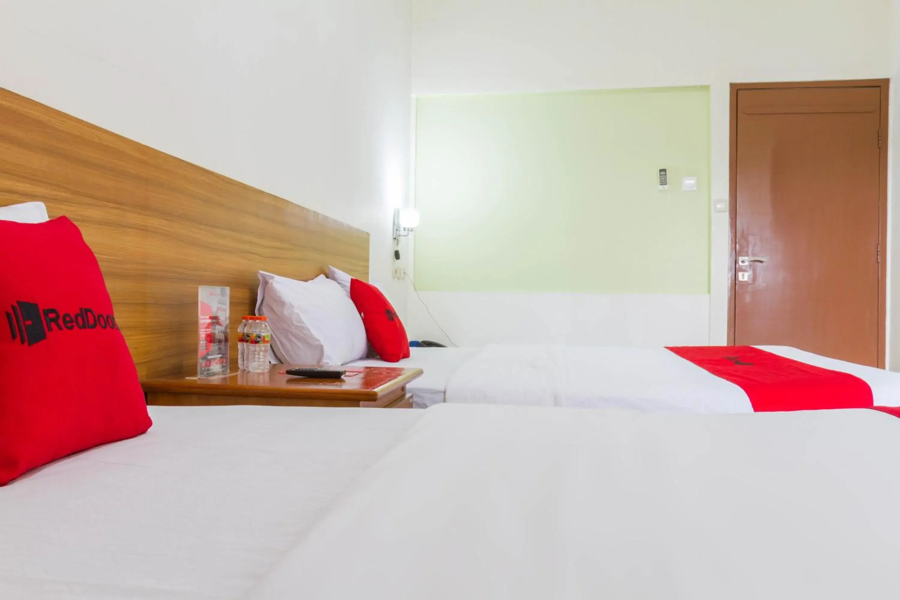 Bed in RedDoorz Plus @ Surapati 2 Bed in RedDoorz Plus @ Surapati 2