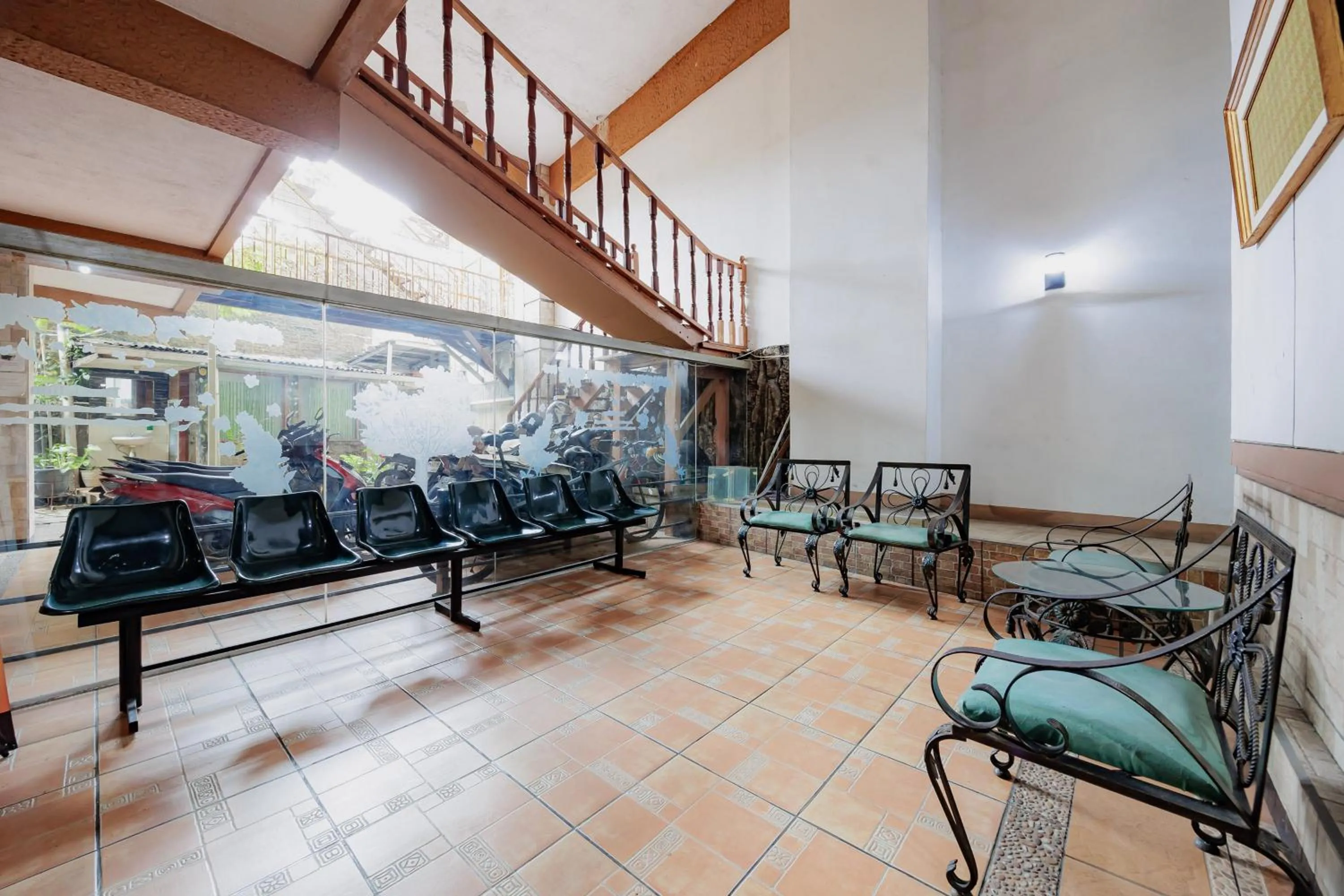 Seating area in RedDoorz Plus at Amalio Hotel Surapati