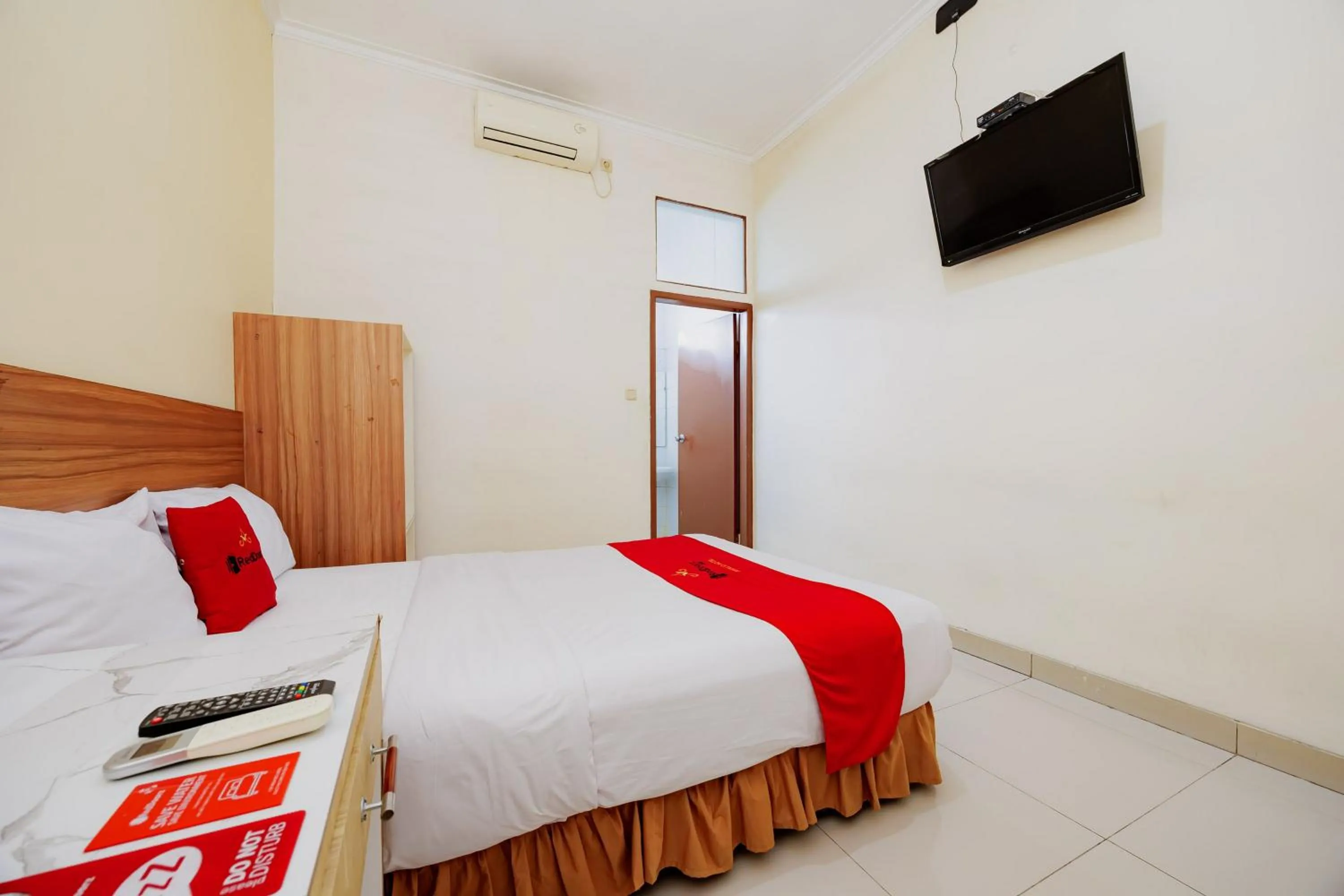 Bedroom, Bed in RedDoorz Plus at Amalio Hotel Surapati