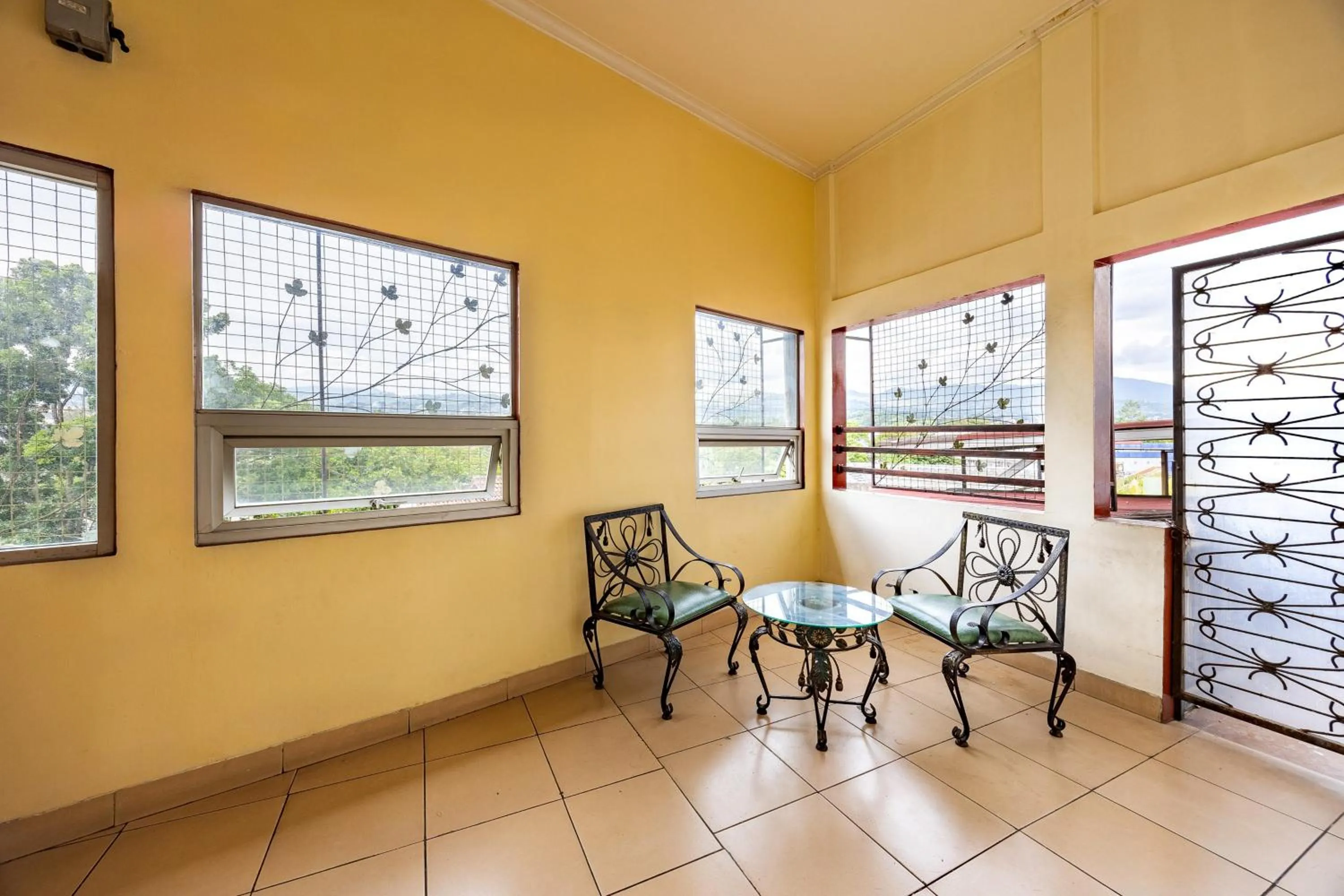 Seating area in RedDoorz Plus at Amalio Hotel Surapati