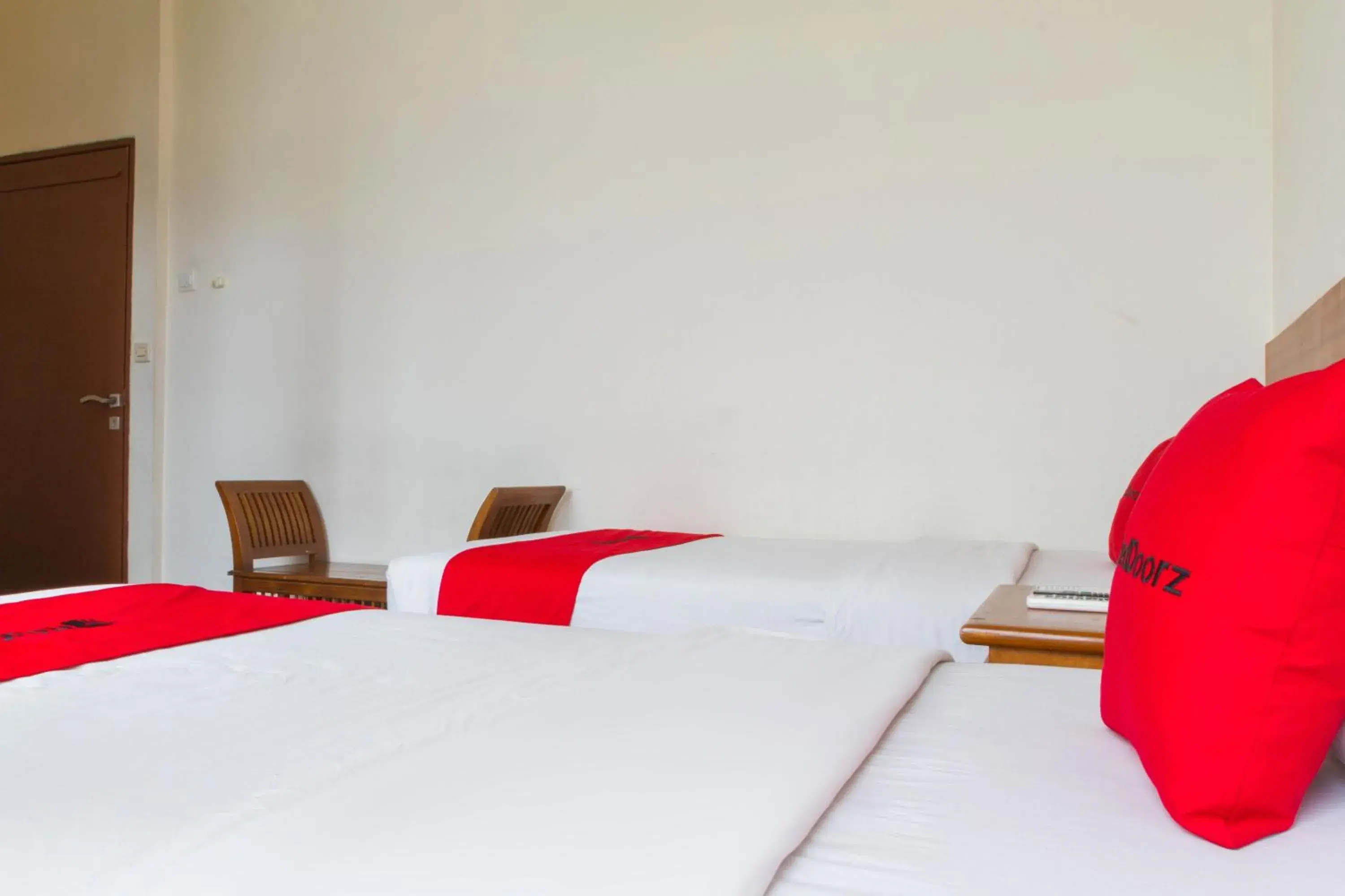 Bed in RedDoorz Plus @ Surapati 2 Bed in RedDoorz Plus @ Surapati 2