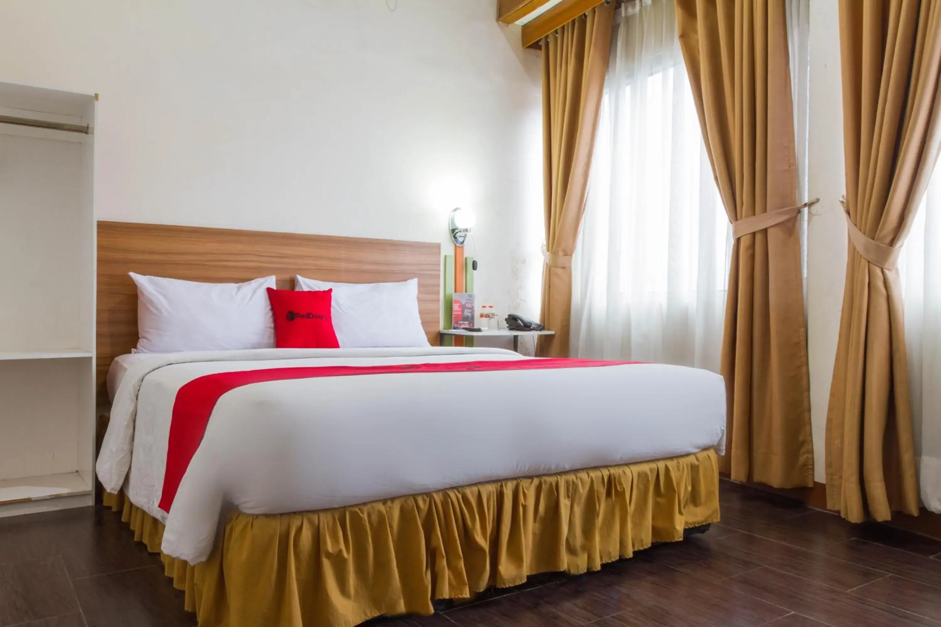 Bed in RedDoorz Plus @ Surapati 2 Bed in RedDoorz Plus @ Surapati 2