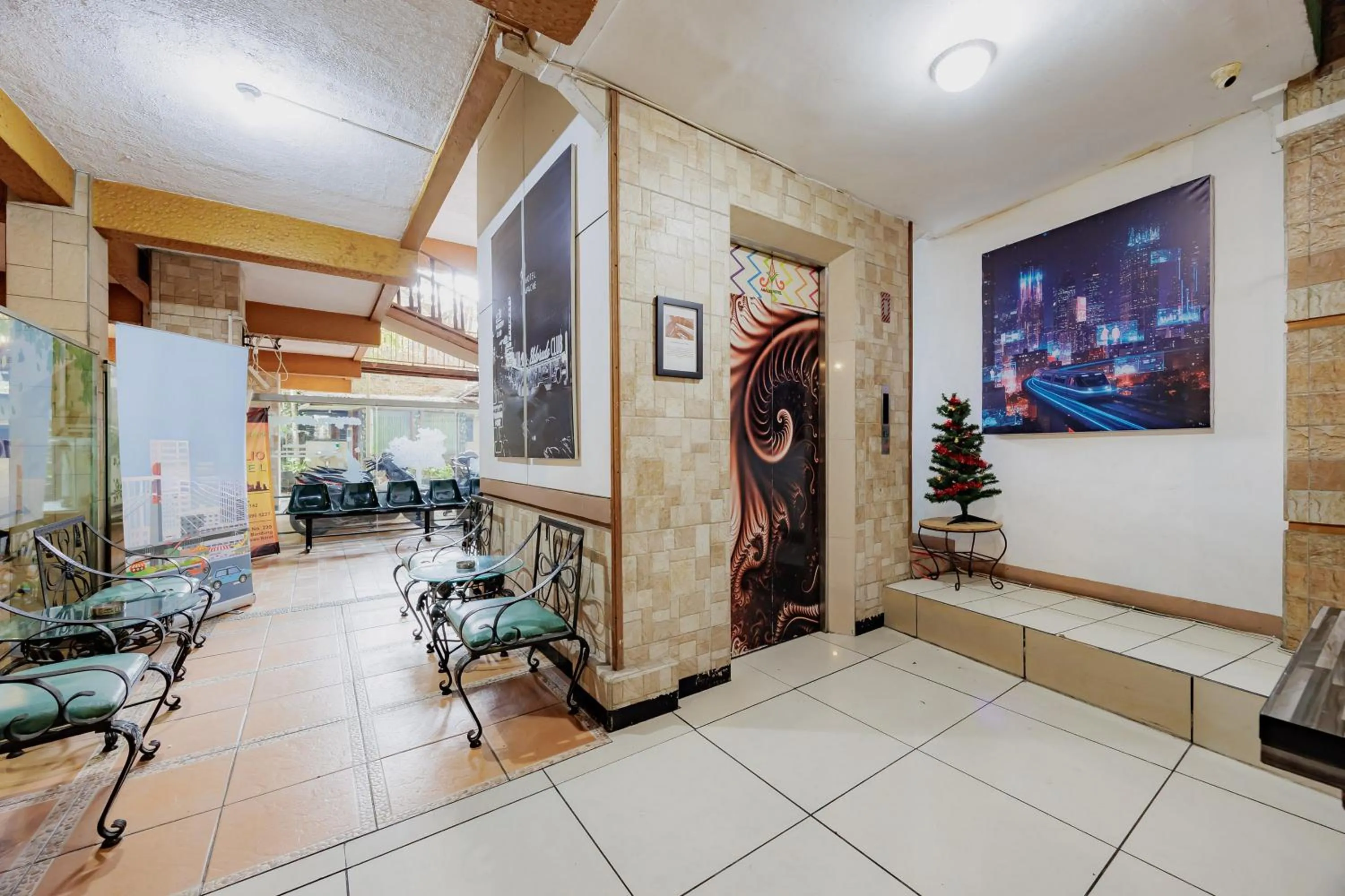 Seating area in RedDoorz Plus at Amalio Hotel Surapati