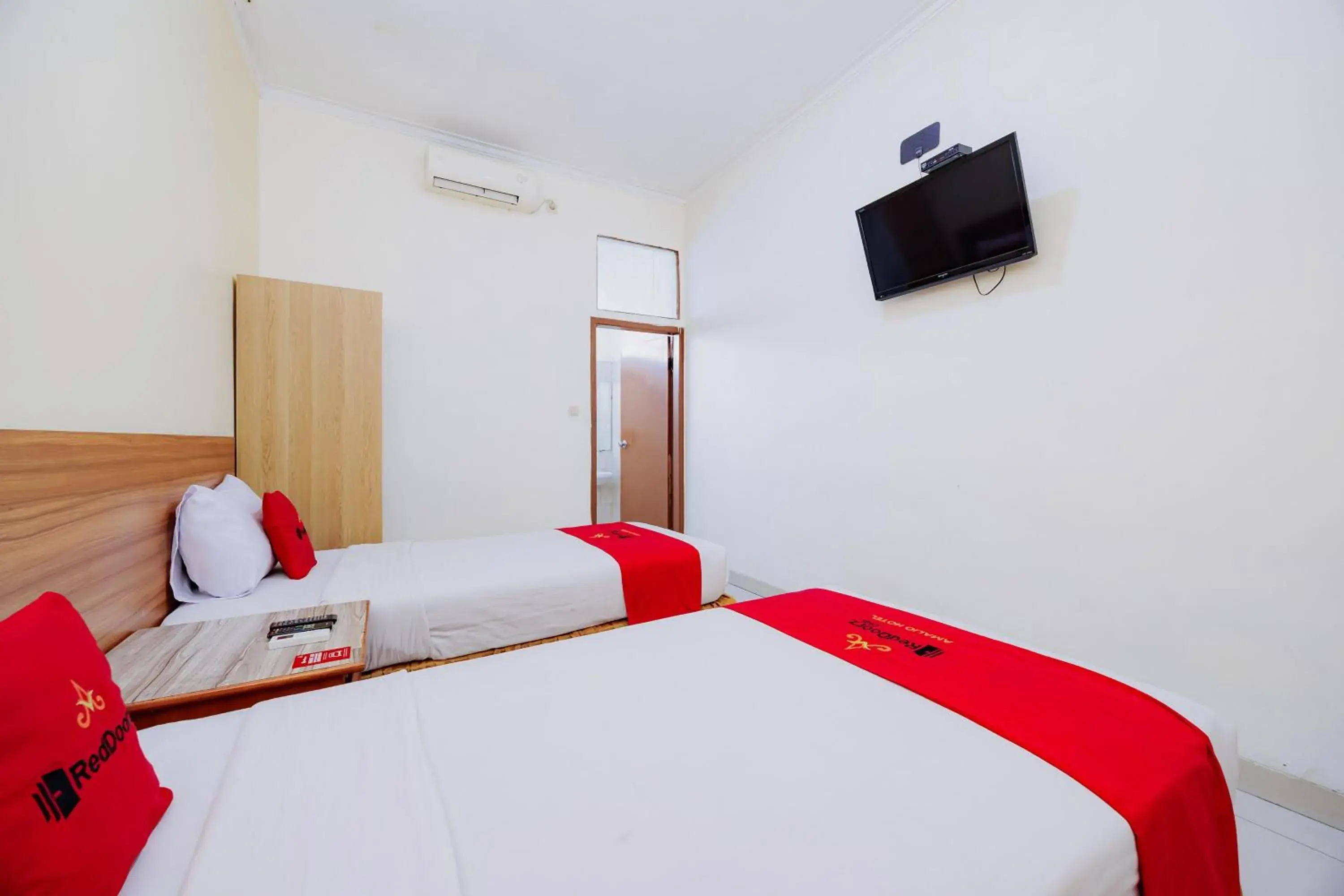 Bedroom, Bed in RedDoorz Plus at Amalio Hotel Surapati Bedroom, Bed in RedDoorz Plus at Amalio Hotel Surapati