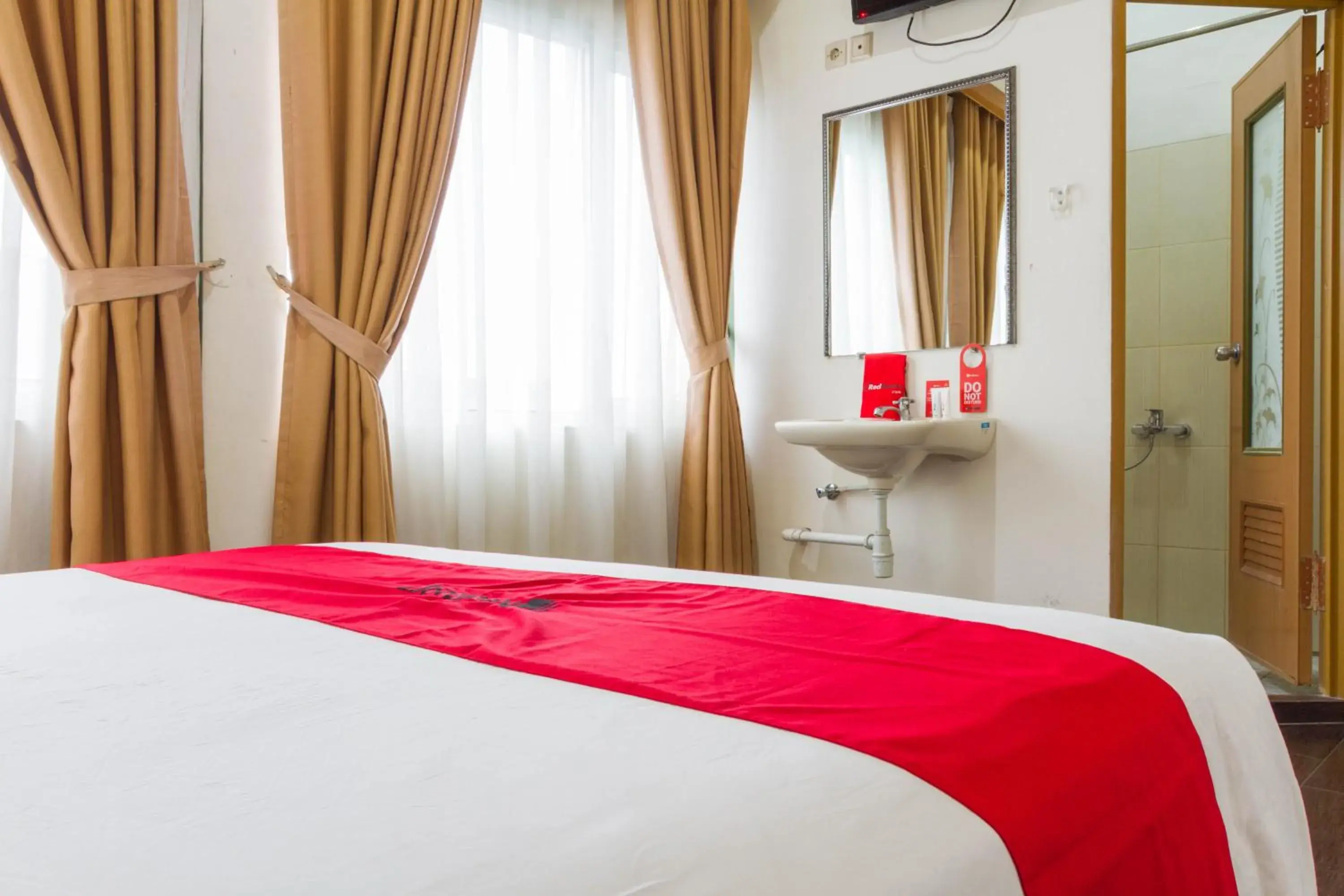 King Room in RedDoorz Plus @ Surapati 2 King Room in RedDoorz Plus @ Surapati 2