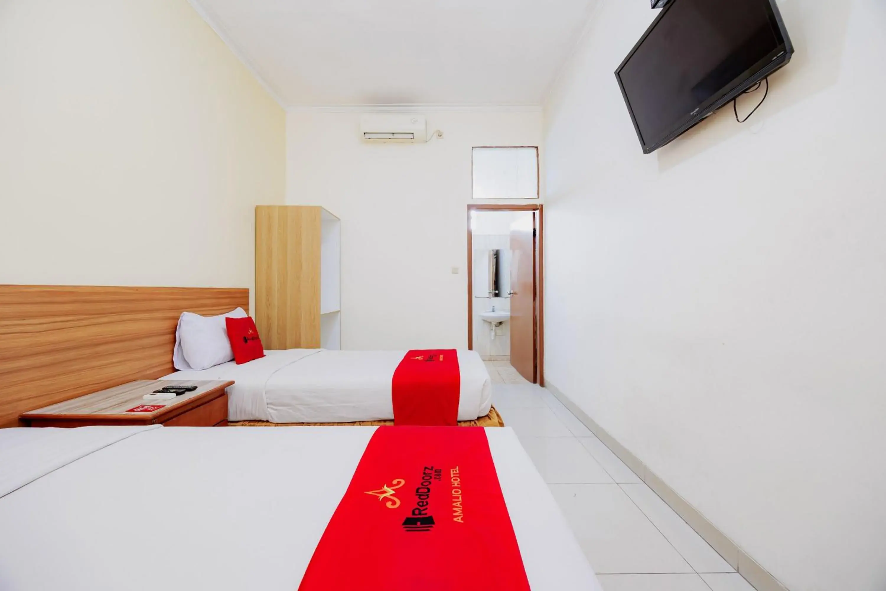 Bedroom, Bed in RedDoorz Plus at Amalio Hotel Surapati Bedroom, Bed in RedDoorz Plus at Amalio Hotel Surapati