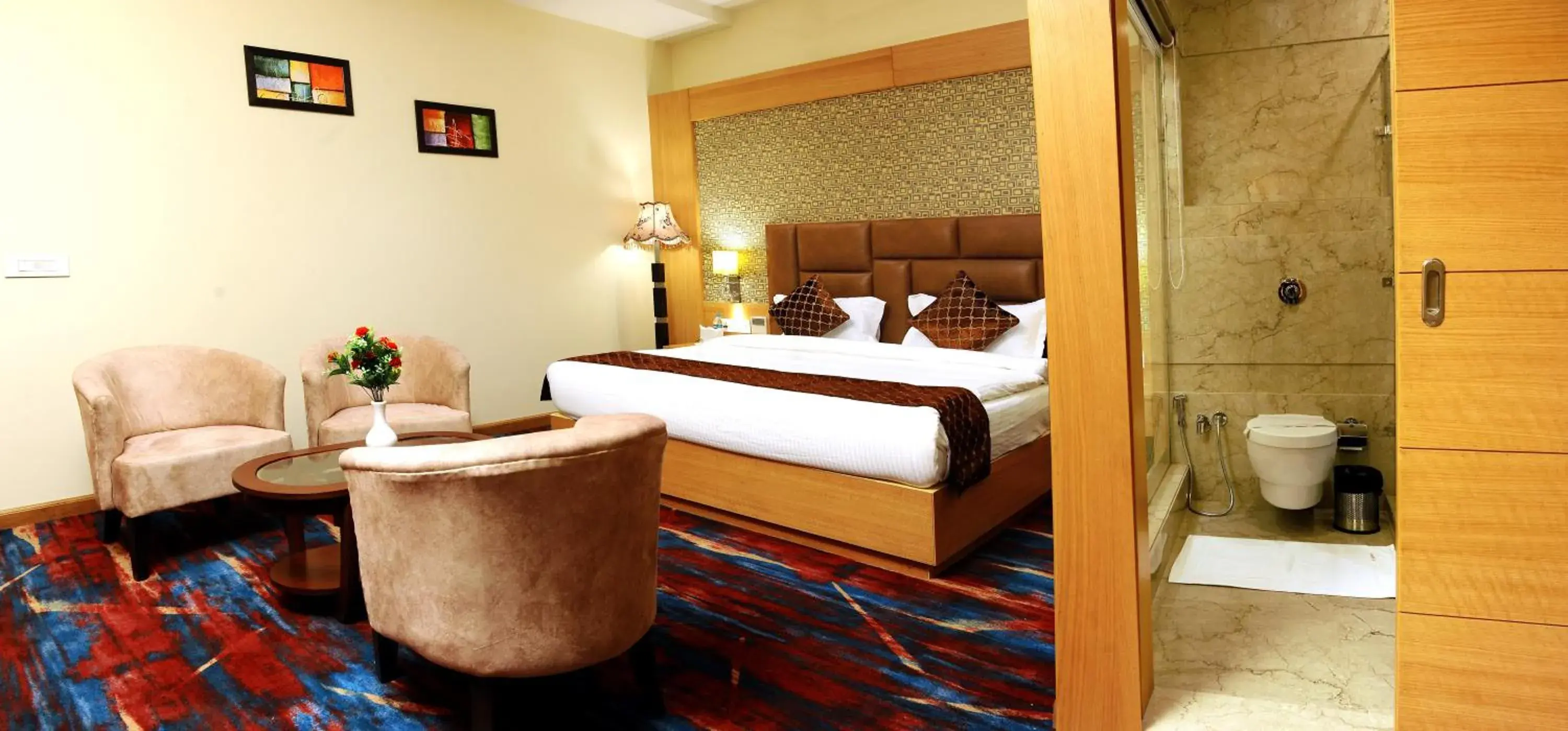 Bedroom, Bed in Hotel Landmark Near Golden Temple Bedroom, Bed in Hotel Landmark Near Golden Temple