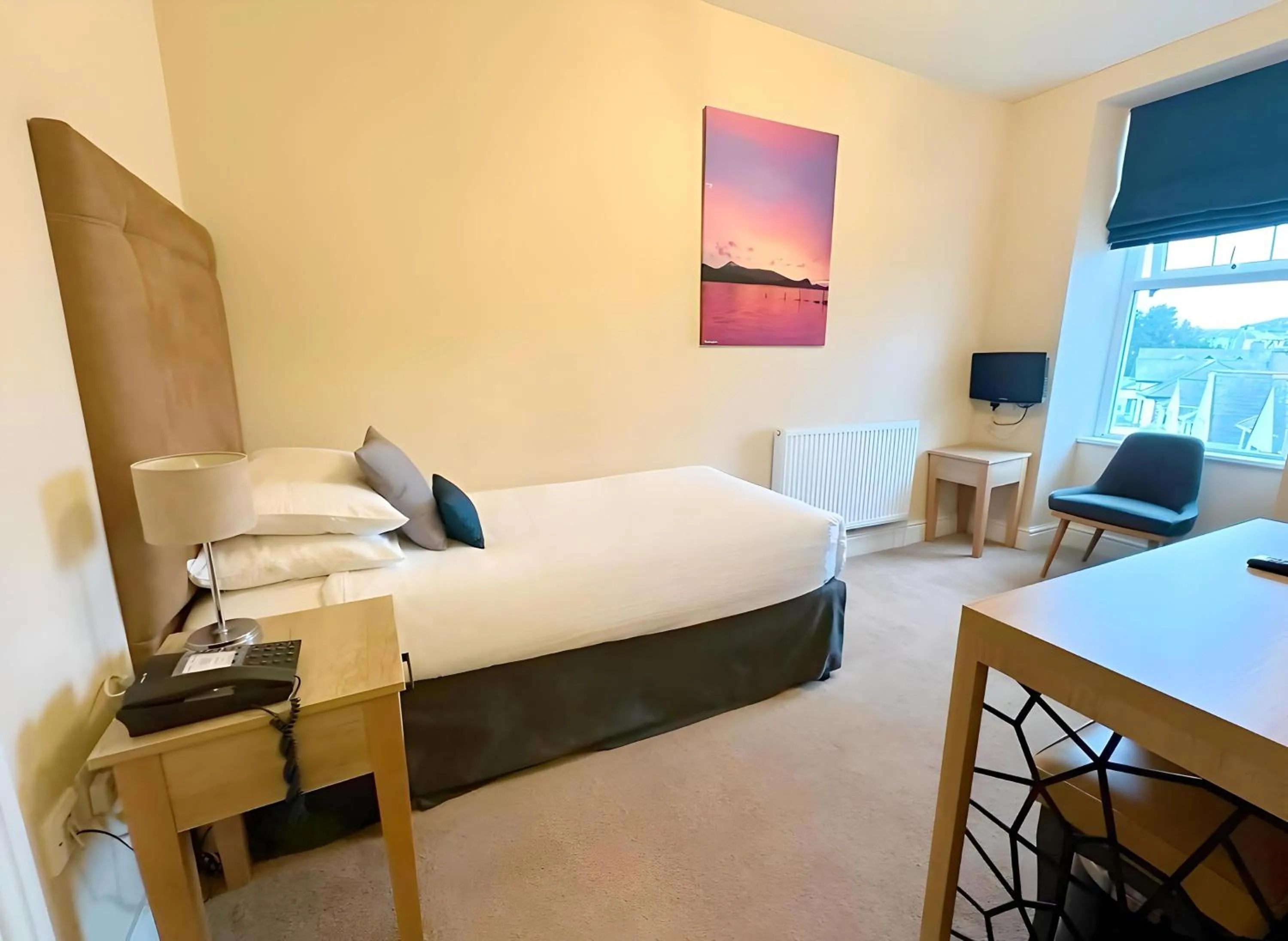 TV and multimedia, Bed in Caerwylan Hotel