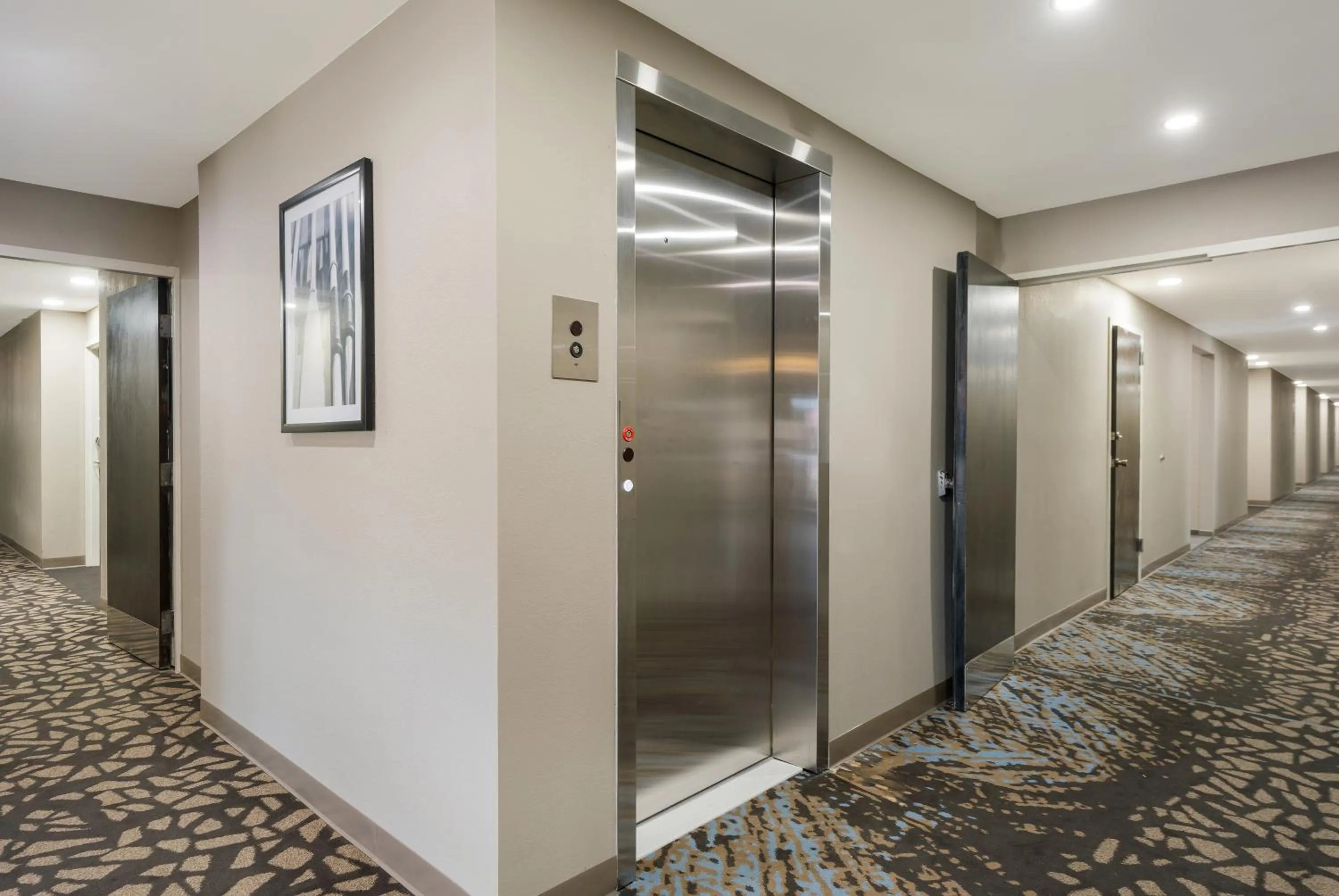 elevator in Rodeway Inn