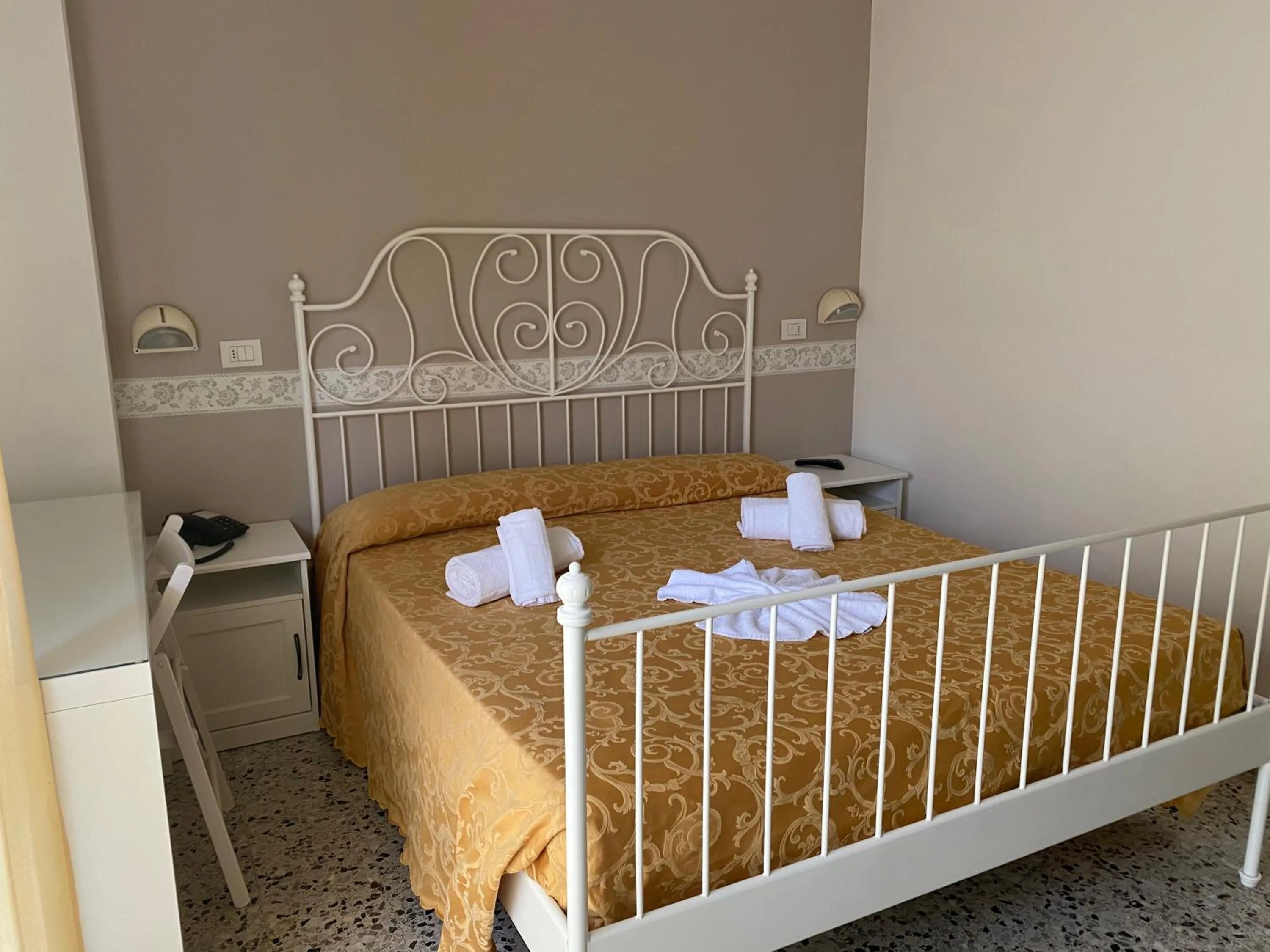 Bed in Hotel Modenese