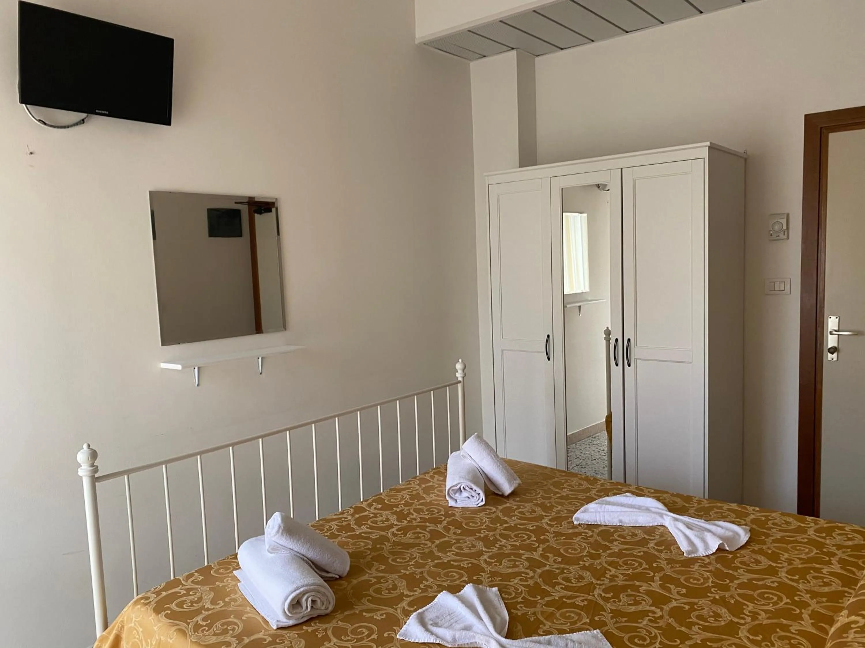 Bed in Hotel Modenese