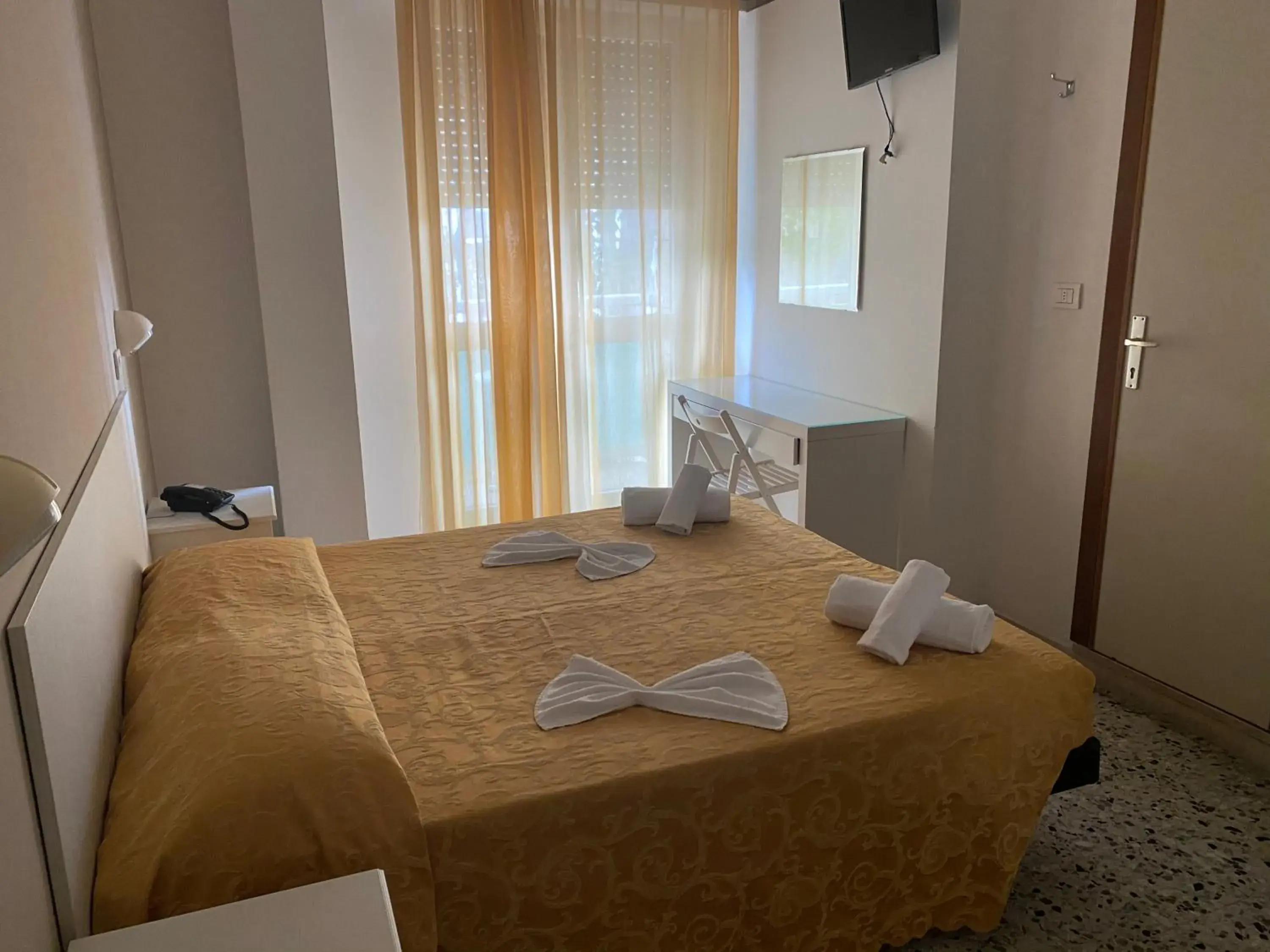 Standard Double or Twin Room with Balcony in Hotel Modenese Standard Double or Twin Room with Balcony in Hotel Modenese