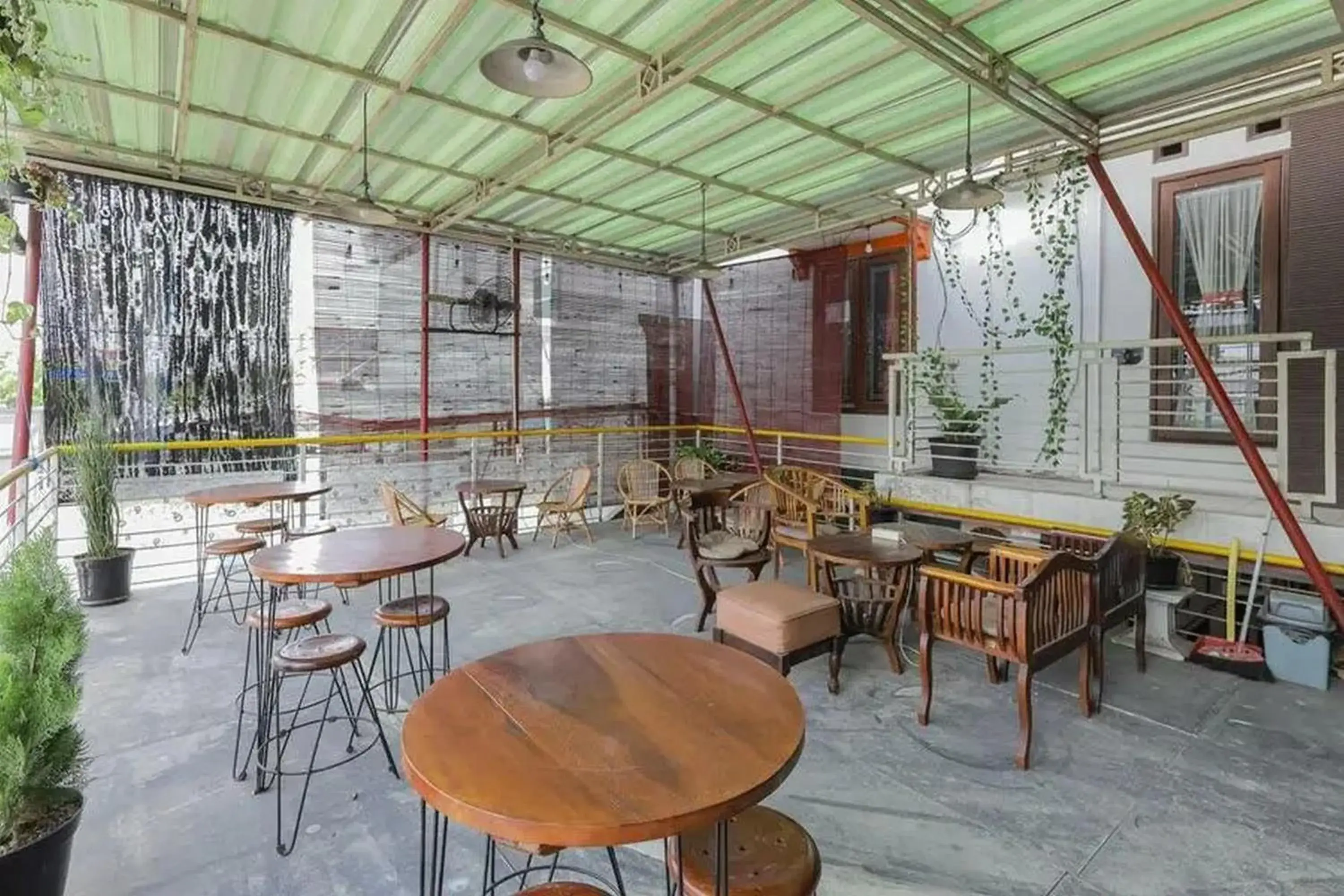Seating area, Restaurant/Places to Eat in OYO 91292 Pondok Inap Shofwa 1
