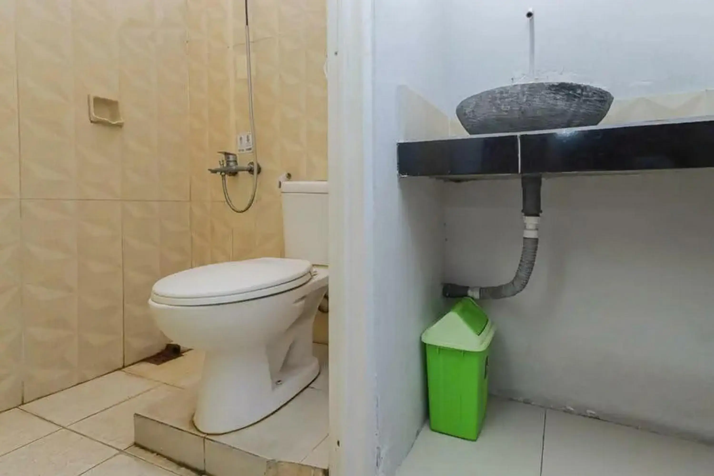 Bathroom in OYO 91292 Pondok Inap Shofwa 1