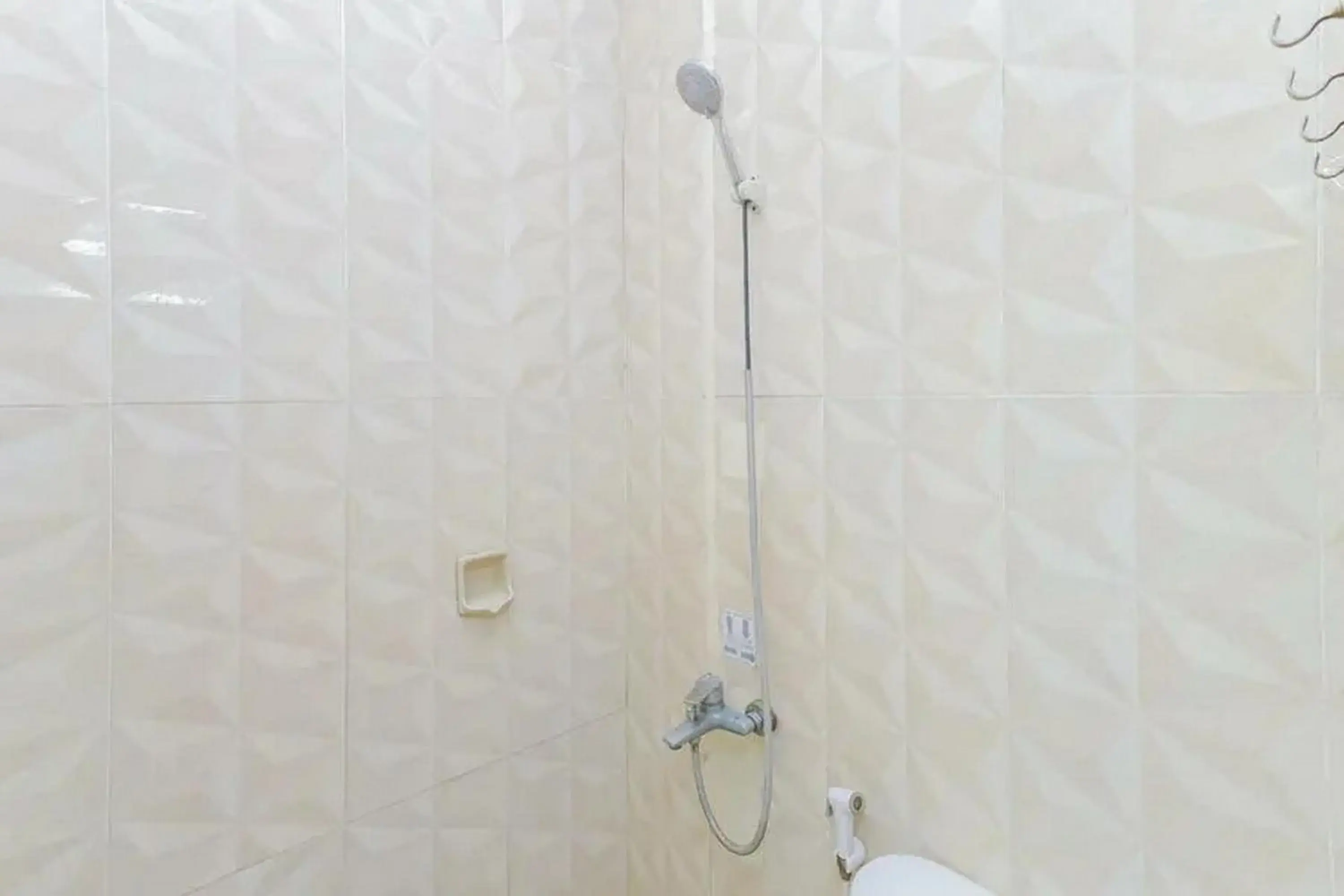 Bathroom in OYO 91292 Pondok Inap Shofwa 1